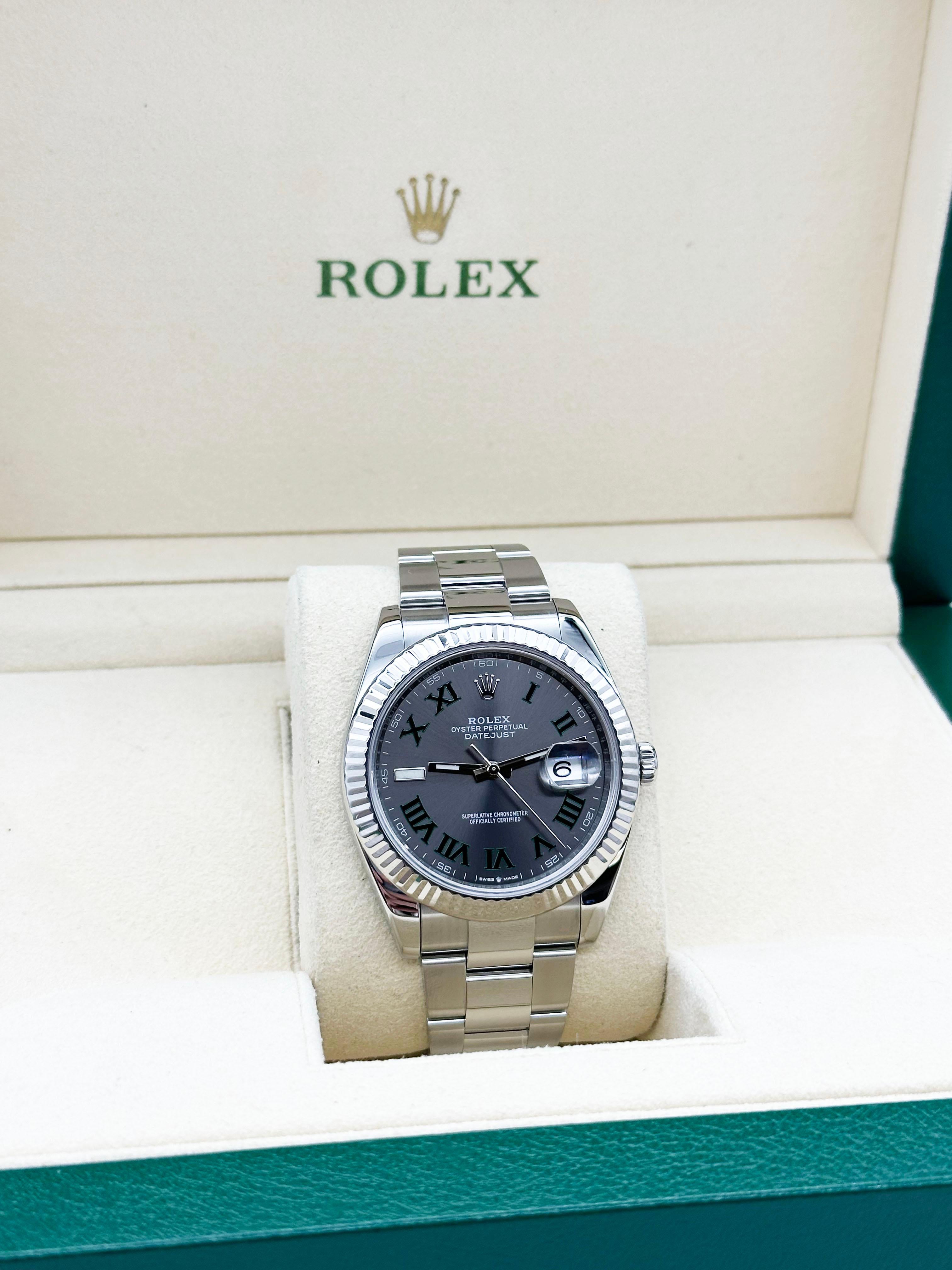 Stilnummer: 126334
Seriennummer: 85U62***
Modell: Rolex Datejust 41
MATERIAL des Gehäuses: Edelstahl & 18K Weißgold 
Band: Rostfreier Stahl 
Lünette: 18K Weißgold 
Zifferblatt: Schiefer Wimbledon 
Gesicht: Saphirglas 
Gehäusegröße: 41mm 
Enthält: