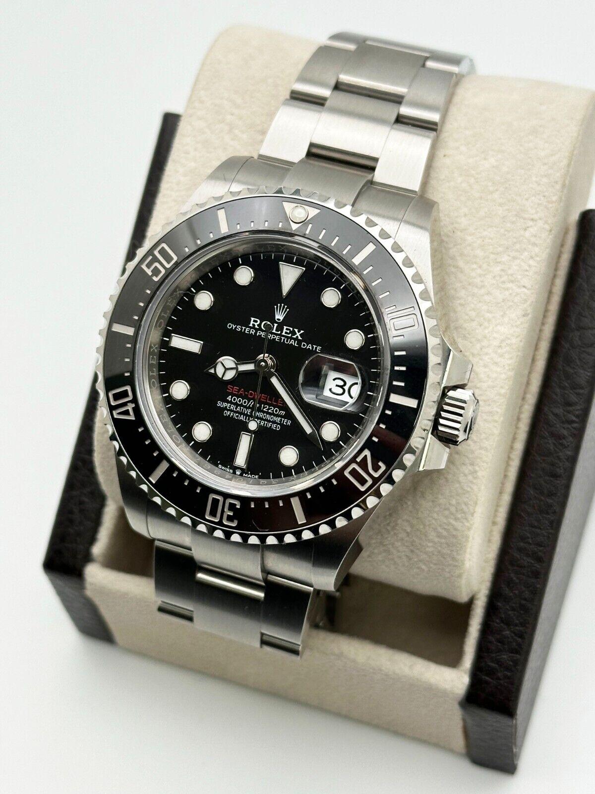 
Stil Nummer: 126600



Seriennummer: 3Q1U4***



Jahr: 2020

 

Modell: Sea Dweller - Rote Buchstaben

 

MATERIAL des Gehäuses: Rostfreier Stahl 

 

Band: Rostfreier Stahl 

 

Lünette: Schwarze Keramik 

 

Zifferblatt: Schwarz 

 

Gesicht: