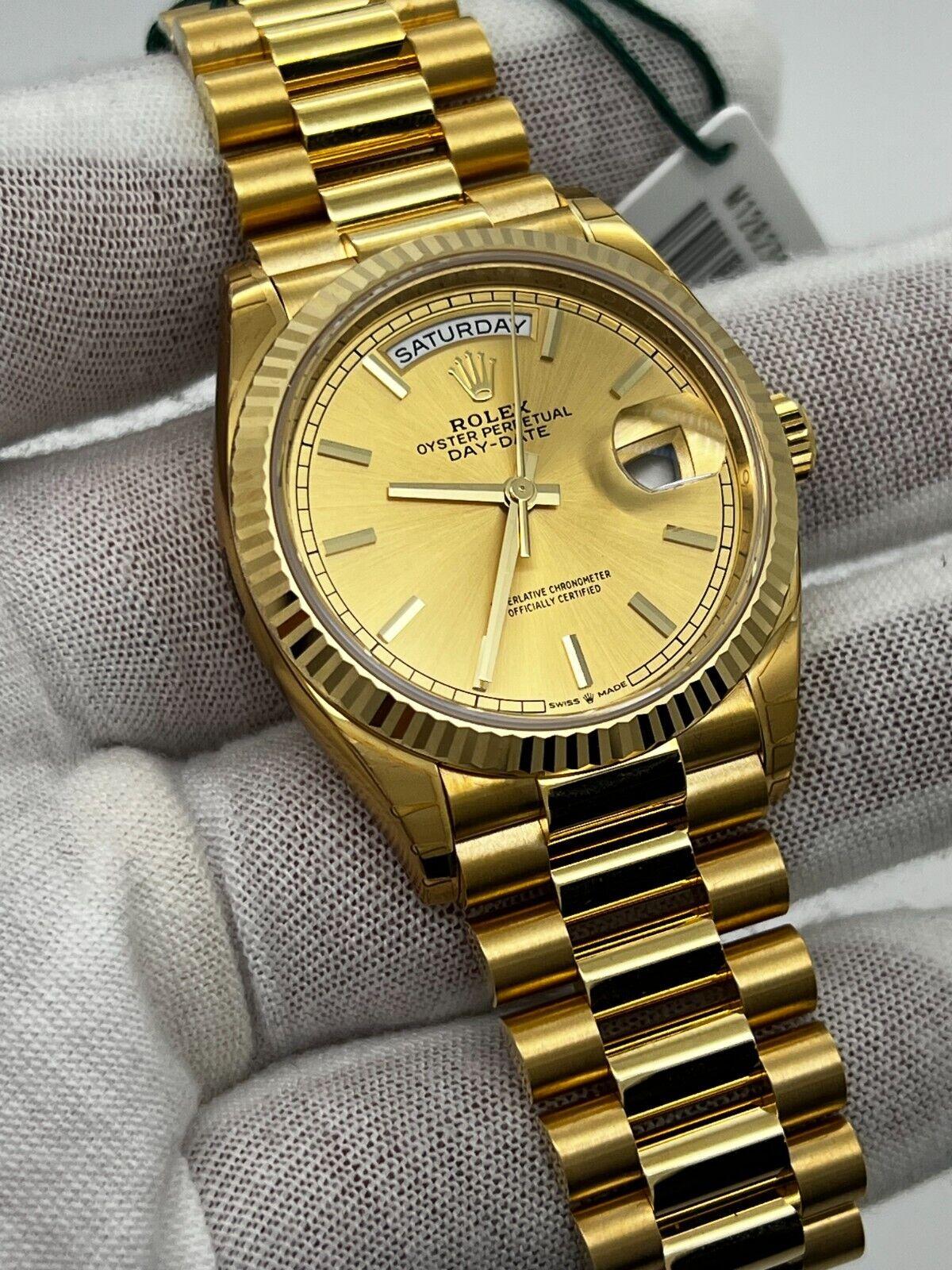 Stilnummer: 128238



Seriennummer: 8D5W7***



Jahr: 2022

 

Modell: President Day Datum

 

MATERIAL des Gehäuses: 18K Gelbgold 

 

Band: 18K Gelbgold 

 

Lünette: 18K Gelbgold 

 

Zifferblatt: Champagner Zifferblatt 

 

Gesicht: Saphirglas