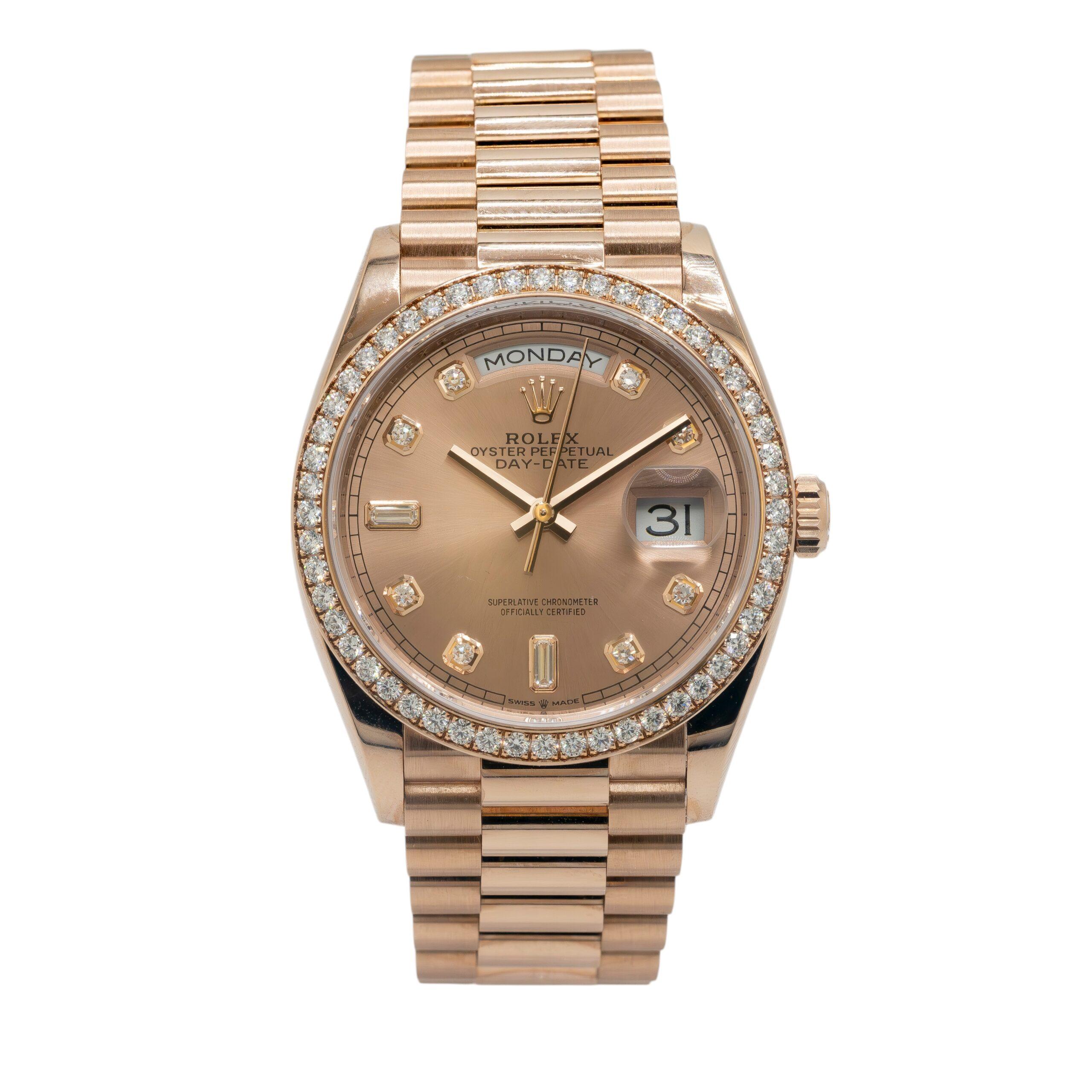 Die Rolex Day-Date 36 Ref. 128345RBR ist ein luxuriöser Zeitmesser aus 18 Karat Everosegold, der speziell für Eleganz und Exklusivität entwickelt wurde. Das 36-mm-Gehäuse dieses als President