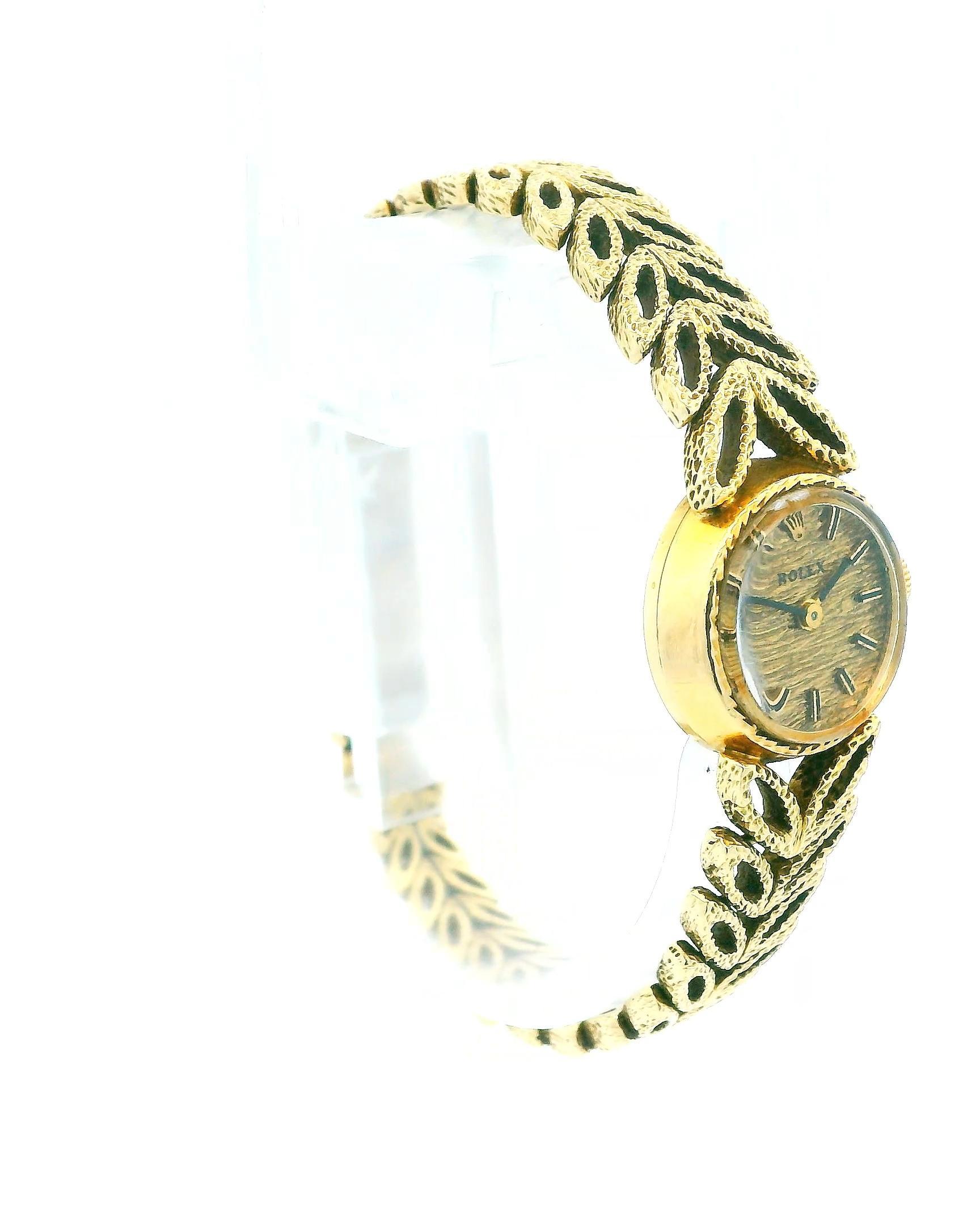Questo raffinato Rolex da donna è un esempio di lusso e maestria, che mette in mostra l'eleganza tipica degli orologi da donna Rolex. L'orologio è progettato con un bracciale integrato di ottima fattura, che offre sia estetica che