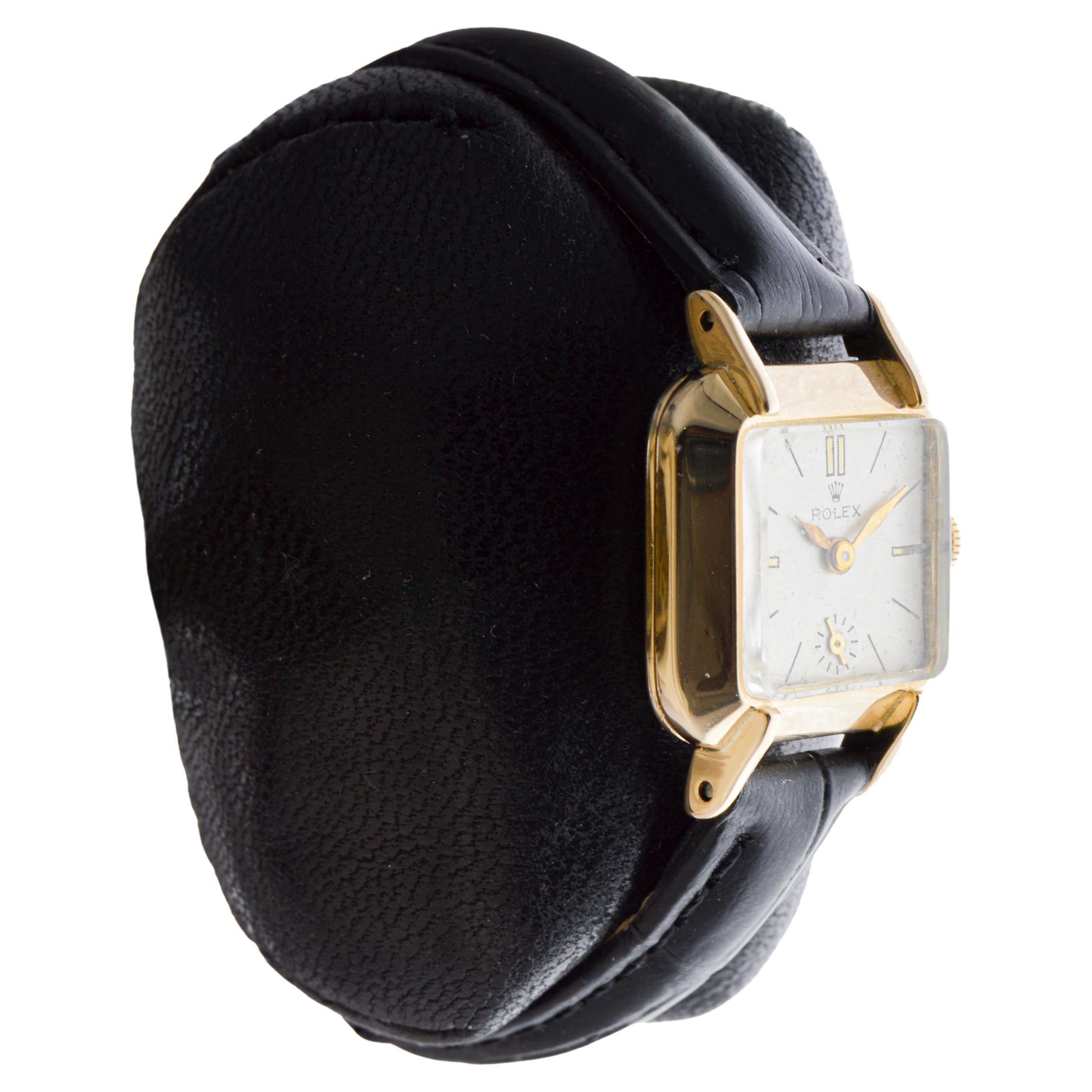 FÁBRICA / CASA: Rolex Watch Company
ESTILO / REFERENCIA: Art Déco / Referencia 4391 Reloj de señora
METAL / MATERIAL: Oro macizo de 14 quilates
CIRCA / AÑO: 1950
DIMENSIONES / TAMAÑO: Longitud 27mm 