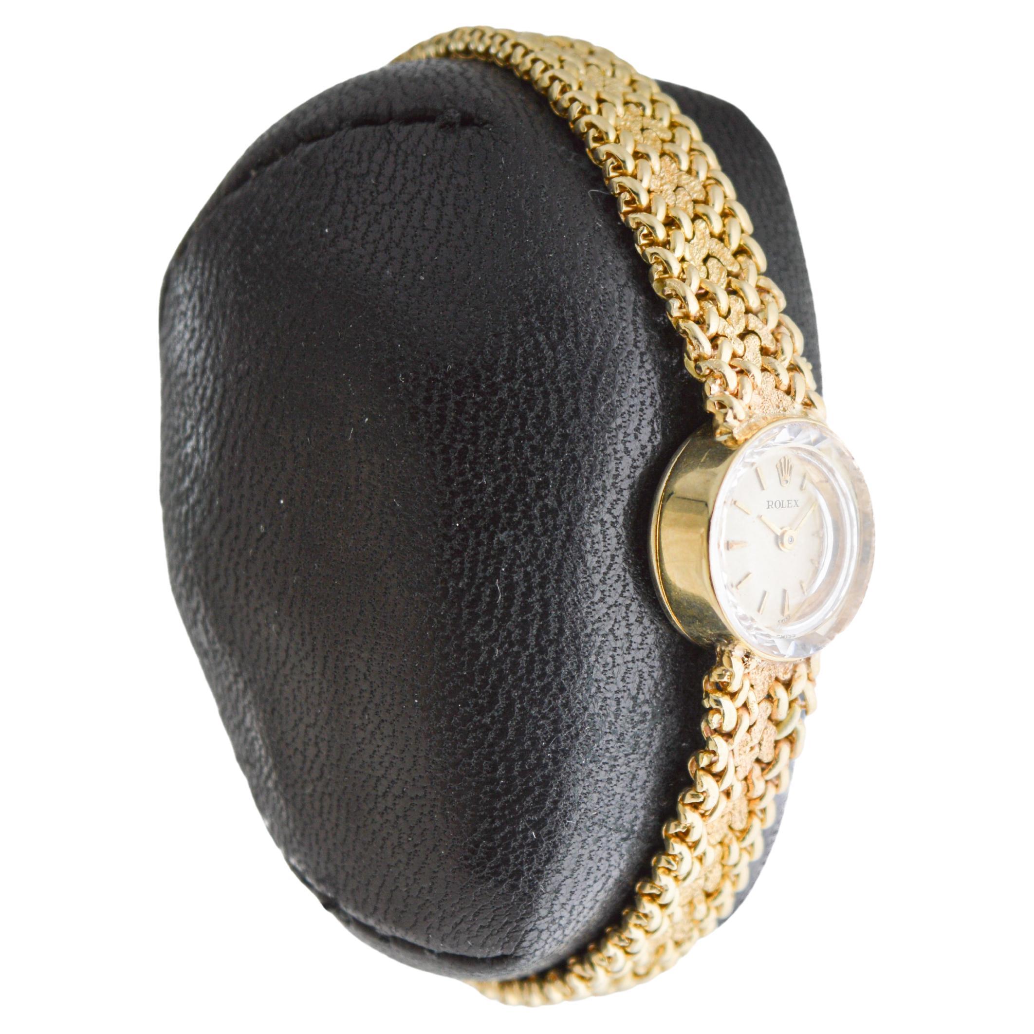 USINE / MAISON : Compagnie des montres Rolex
STYLE / RÉFÉRENCE : Bracelet Robe Montre
METAL / MATERIAL : Or massif 14Kt
CIRCA / ANNÉE : années 1960
DIMENSIONS / TAILLE : Longueur 15mm X Diamètre 15mm
MOUVEMENT / CALIBRE : Remontage manuel / 17