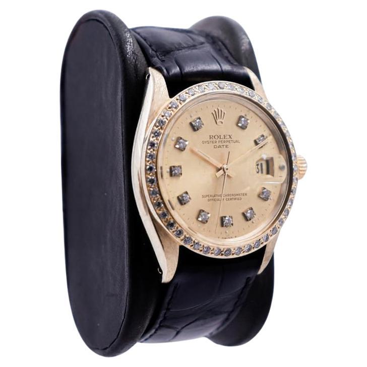 FABBRICA / CASA: Rolex Watch Company
STILE / RIFERIMENTO: Oyster Perpetual Date / Referenza 1503
METALLO / MATERIALE: Oro massiccio 14kt 
CIRCA / ANNO: 1972
DIMENSIONI: Lunghezza 41mm X Diametro 34mm
MOVIMENTO / CALIBRO: Carica perpetua / 26 rubini
