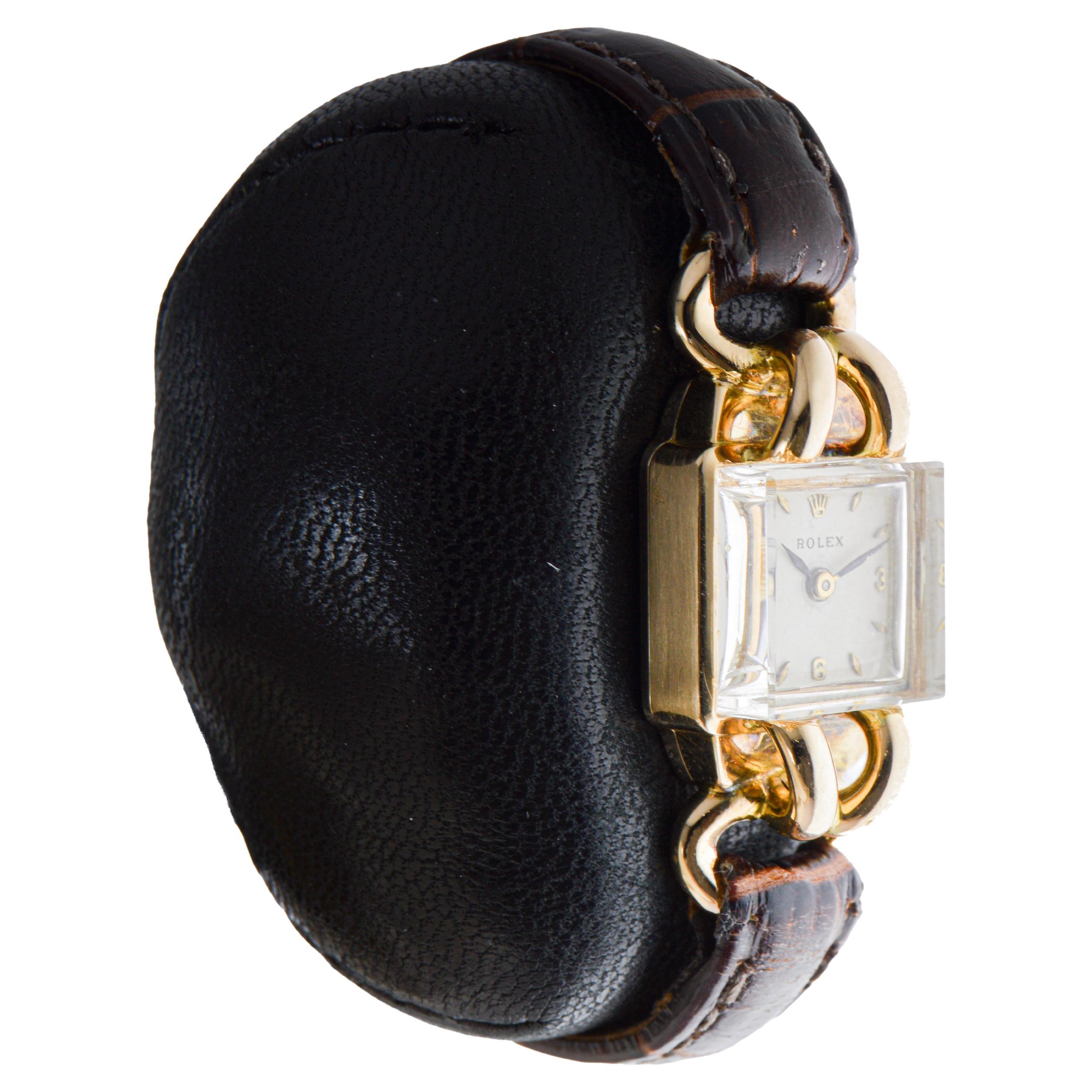 USINE / MAISON : Compagnie des montres Rolex
STYLE / RÉFÉRENCE : Art déco / Référence 965
METAL / MATERIAL : Or jaune massif 14Kt
CIRCA / ANNÉE : 1954
DIMENSIONS / TAILLE : Longueur 39 mm 