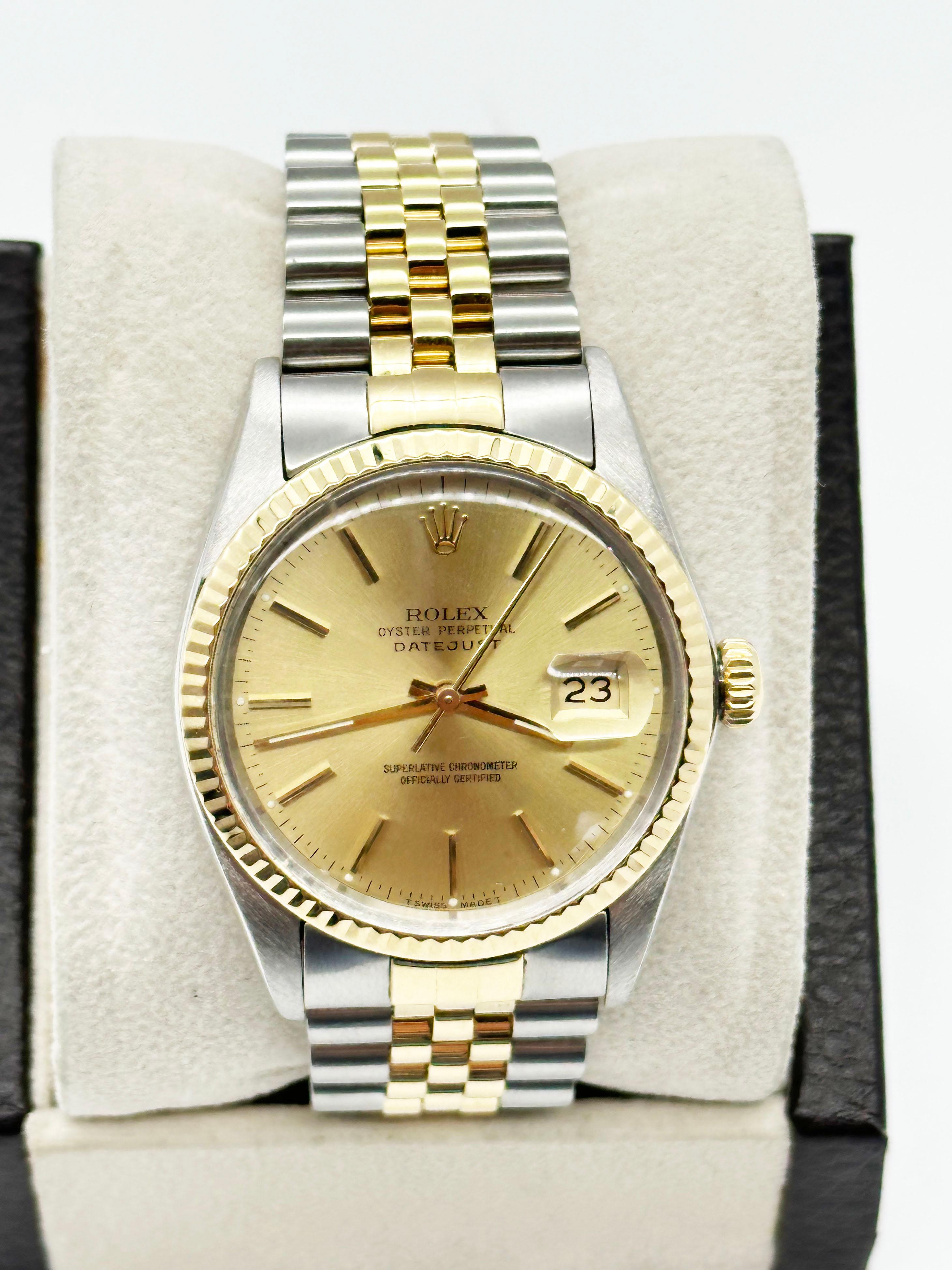 Número de estilo: 16013



De serie: 8583***



Año: 1984

 

Model No: Datejust

 

Material de la caja: Acero inoxidable 

 

Pulsera: Oro amarillo de 18 quilates y acero inoxidable 

 

Bisel: Oro amarillo de 18 quilates

 

Esfera: Champán

