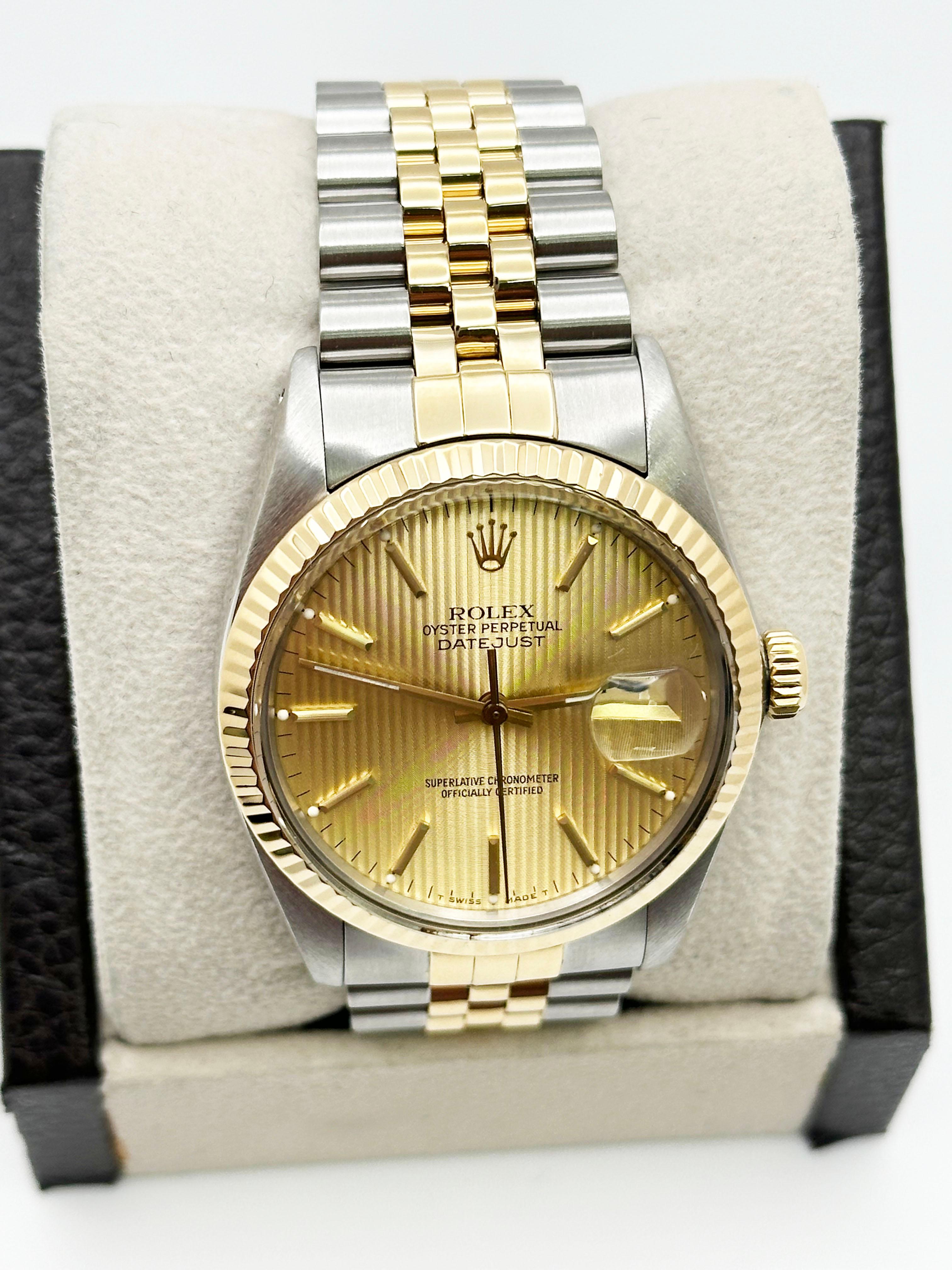 Stil Nummer: 16013
Seriennummer: 9889***
Jahr: 1987
Modell: Rolex Datejust 
MATERIAL des Gehäuses: Rostfreier Stahl 
Band: 18K Gelbgold & Edelstahl 
Lünette: 18K Gelbgold 
Zifferblatt: Champagner Wandteppich Zifferblatt 
Gesicht: Acryl