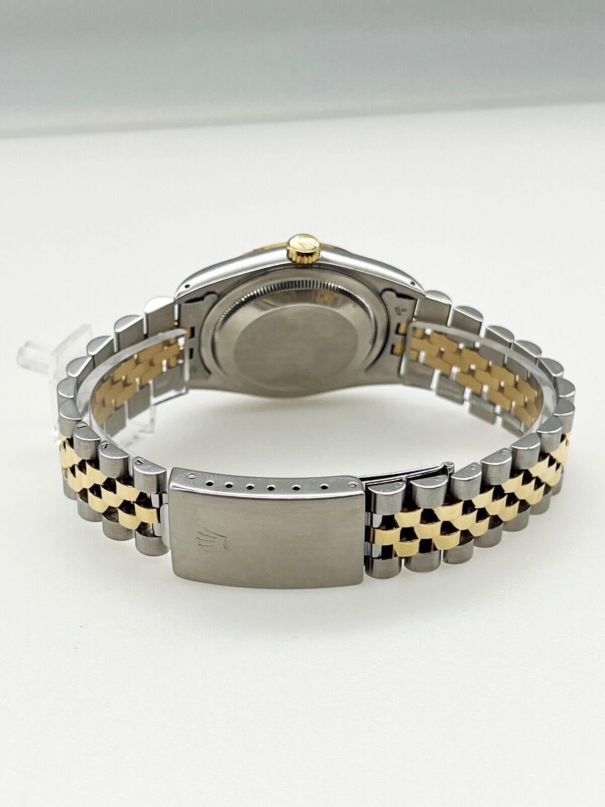 Stil Nummer: 16233



Seriennummer: R585***



Jahr: 1988

 

Modell: Datejust 

 

MATERIAL des Gehäuses: Rostfreier Stahl 

 

Band: 18K Gelbgold & Edelstahl 

 

Lünette: 18K Gelbgold 

 

Zifferblatt: Weißes römisches Zifferblatt 

 

Gesicht: