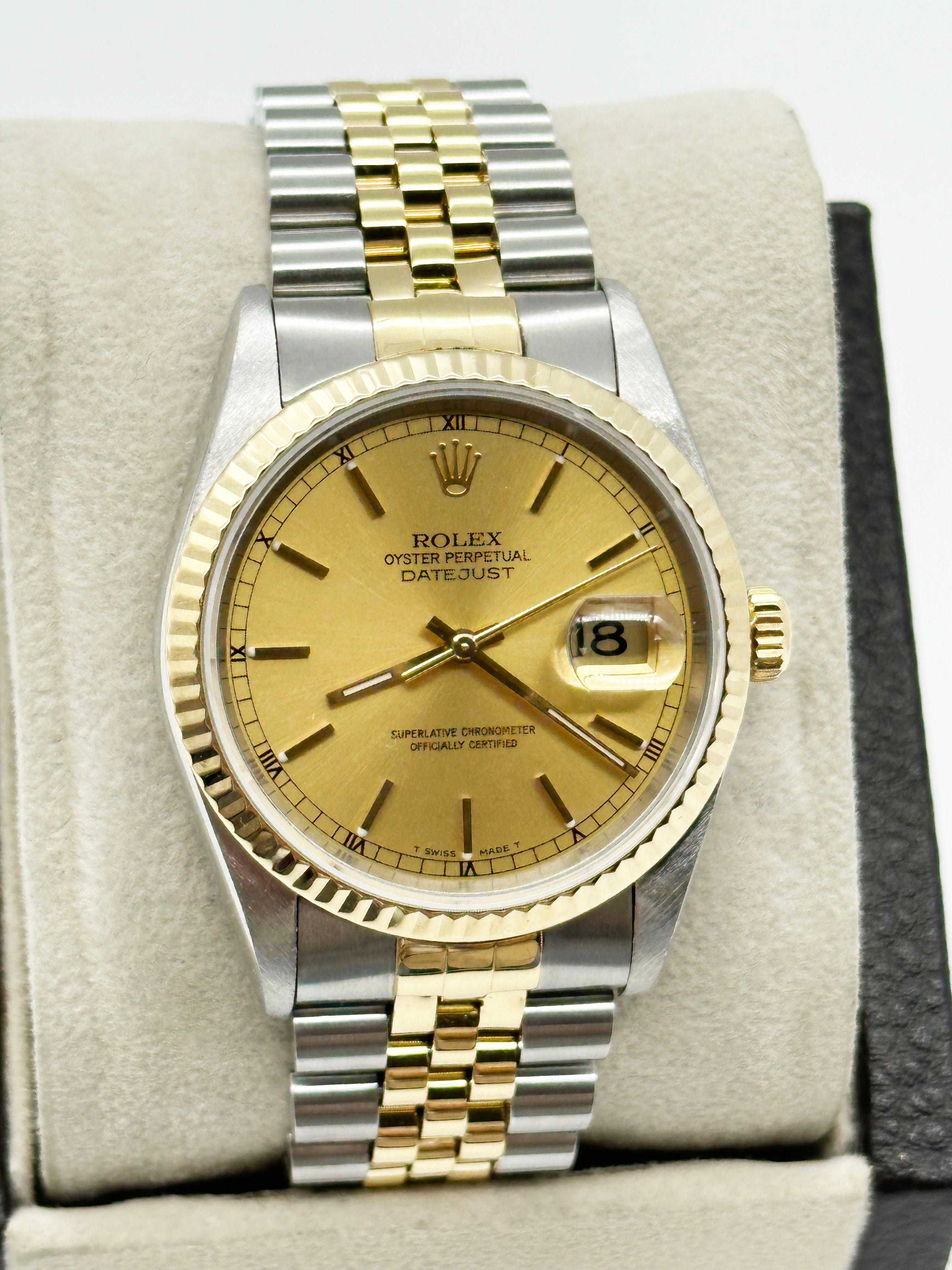 Numéro de style : 16233



Série : T314***



Année : 1996

 

Modèle : Datejust 

 

Matériau du boîtier : Acier inoxydable 

 

Bande : or jaune 18K et acier inoxydable 

 

Lunette : or jaune 18K

 

Cadran : Champagne 

 

Visage : Cristal