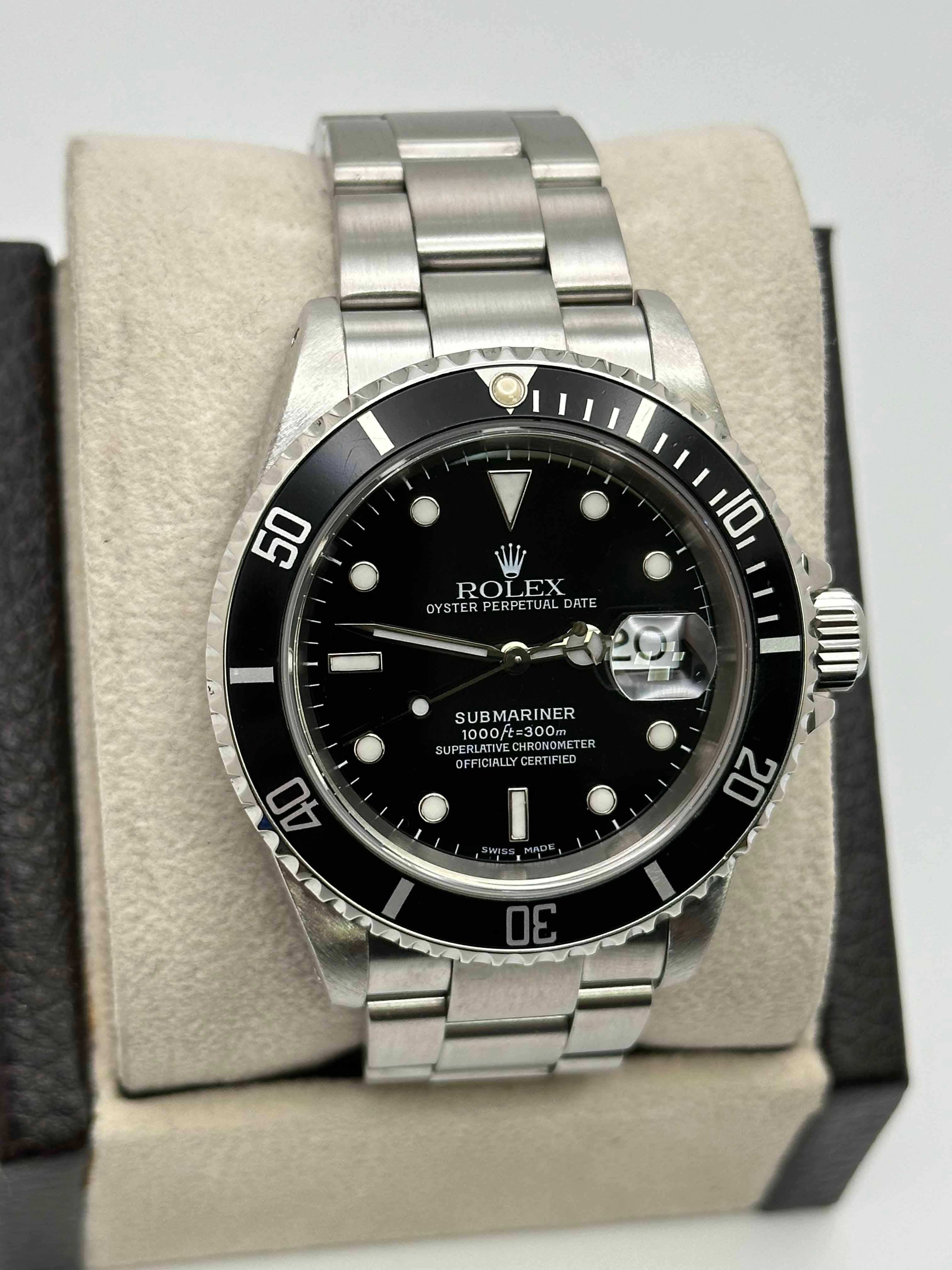 Seriennummer: P747***
Jahr: 2001
Modell: Submariner
MATERIAL des Gehäuses: Rostfreier Stahl
Band: Rostfreier Stahl
Lünette: Schwarz 
Zifferblatt: Schwarz
Gesicht: Saphirglas 
Gehäusegröße: 40mm
Enthält: 
-Rolex Box & Papier
-zertifizierte Schätzung