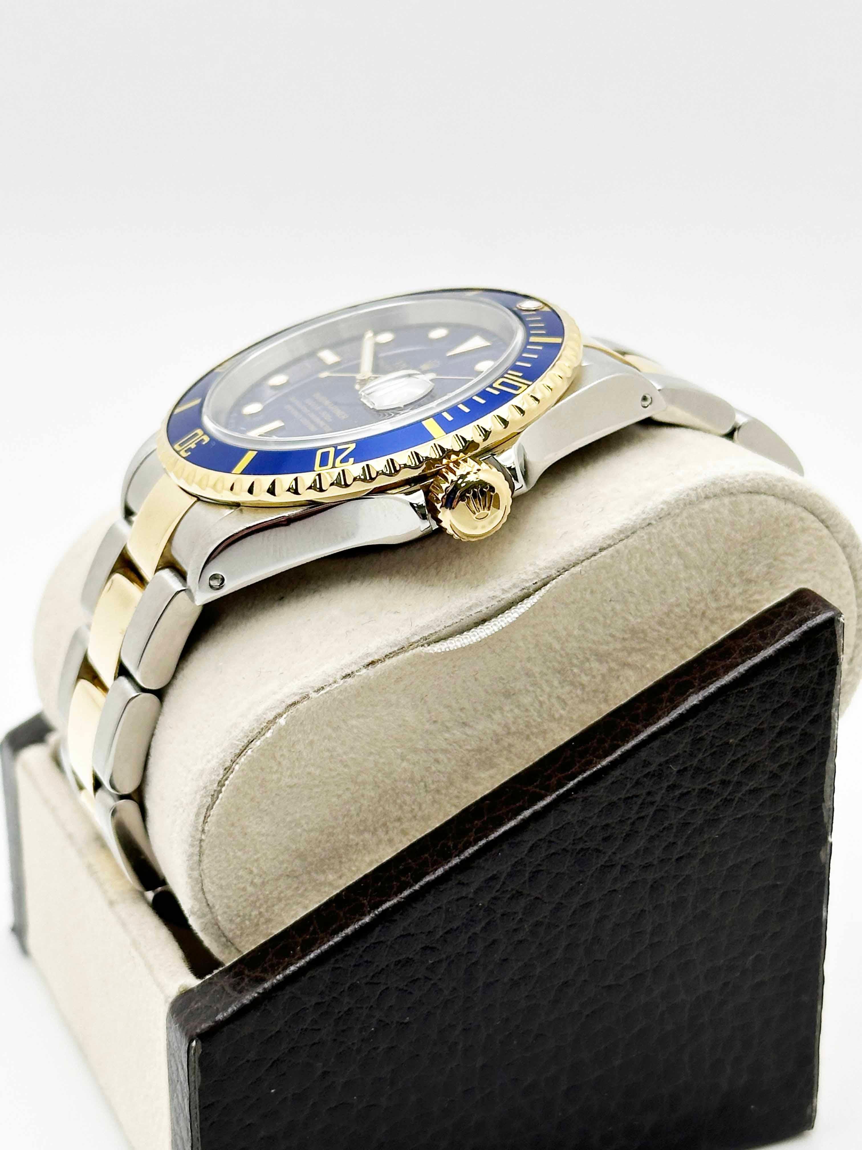 Stilnummer: 16613



Seriennummer: Y529***



Jahr: 2002

 

Modell: Submariner 

 

MATERIAL des Gehäuses: Rostfreier Stahl 

 

Band: 18K Gelbgold & Edelstahl 

 

Lünette: Blau 

 

Zifferblatt: Blau

 

Gesicht: Saphirglas 

 

Gehäusegröße: