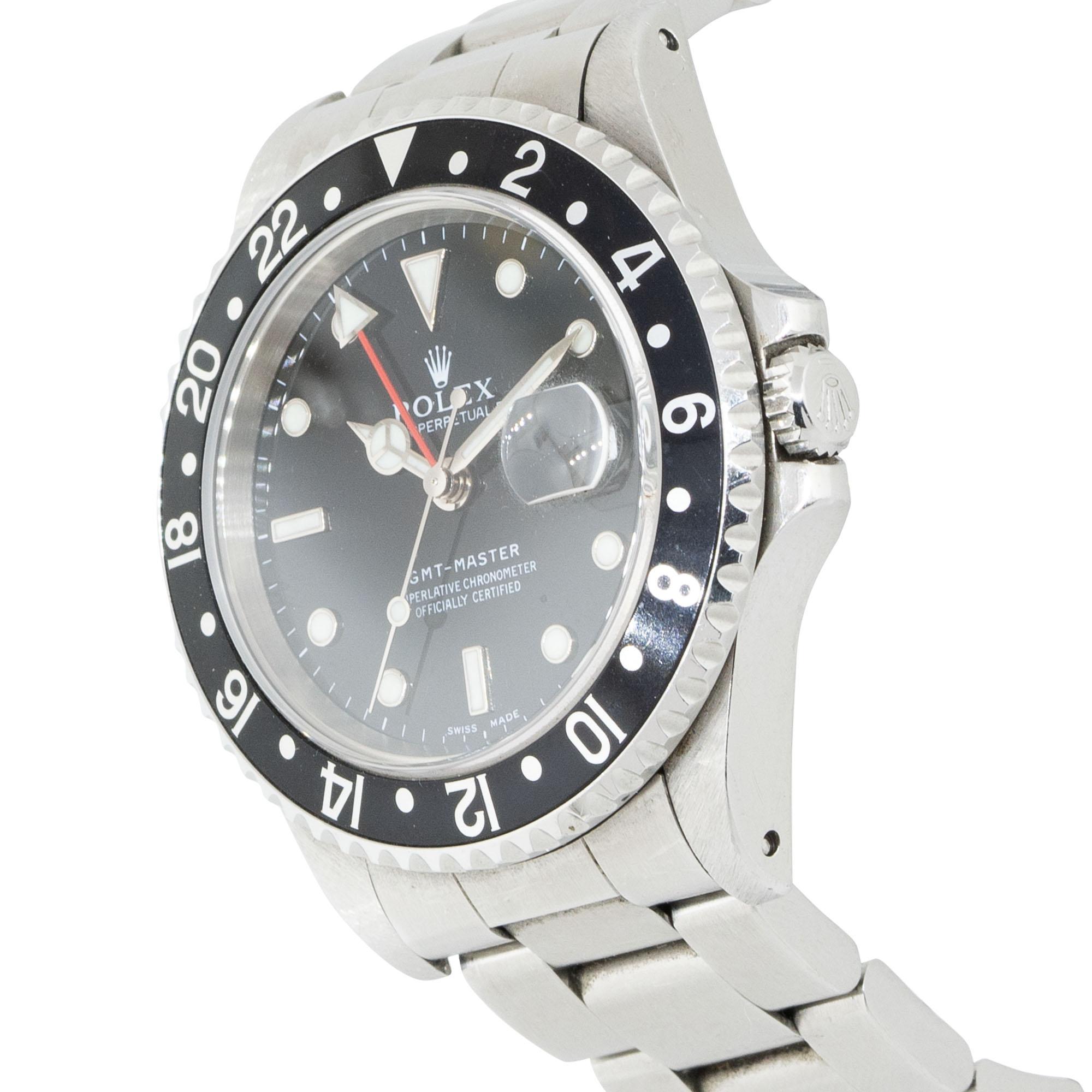 Die Rolex 16700 GMT-Master Edelstahluhr mit schwarzem Zifferblatt ist ein klassischer Zeitmesser, der für sein zeitloses Design und seine Funktionalität bekannt ist. Diese Uhr ist aus robustem Edelstahl gefertigt und verfügt über ein markantes