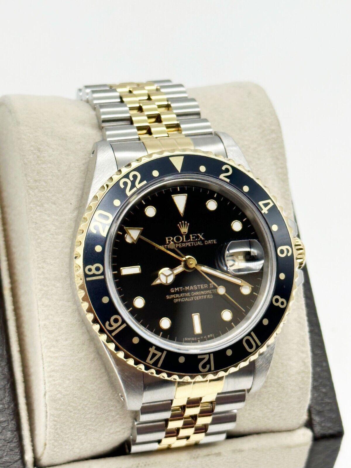 Stilnummer: 16713

Seriennummer: N459***

Jahr: 1991

Modell: GMT Master II 

MATERIAL des Gehäuses: Rostfreier Stahl 

Band: 18K Gelbgold & Edelstahl 

Lünette: Schwarz 

Zifferblatt: Schwarz 

Gesicht: Saphirglas 

Gehäusegröße: 40mm 

Enthält: