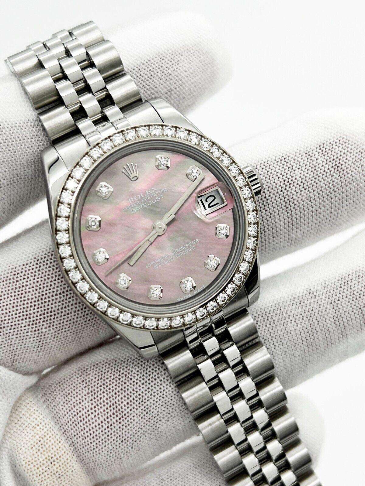 Stilnummer: 178384

Seriennummer: 99H2F***

Jahr: 2014
 
Modell: Datejust 
 
MATERIAL des Gehäuses: Rostfreier Stahl
 
Band: Rostfreier Stahl
 
Lünette: Original Fabrik Diamant Lünette 
 
Zifferblatt: Original Fabrik Tahitian MOP Diamond Dial
