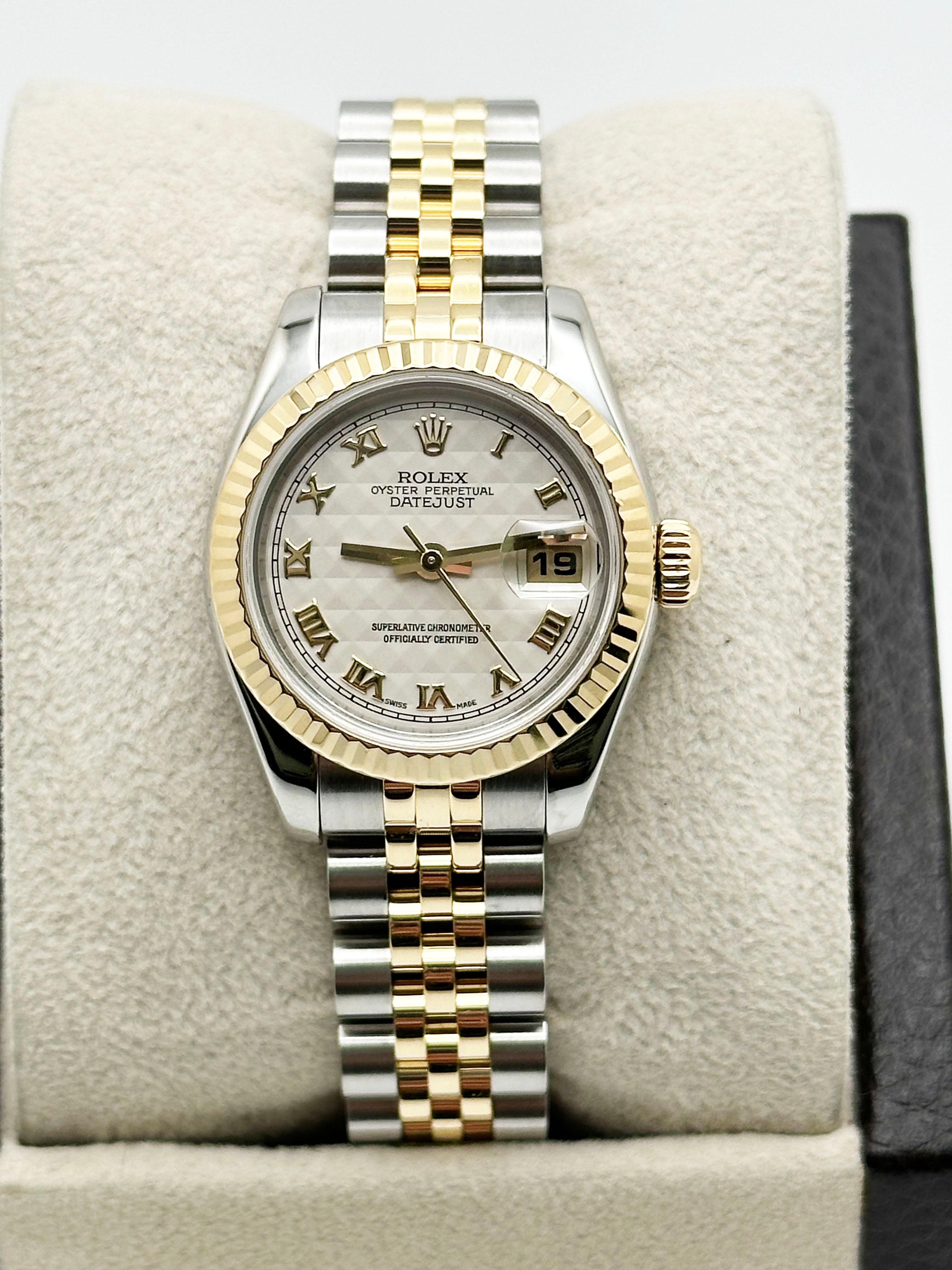 Stilnummer: 179173



Seriennummer: F977***



Jahr: 2004

 

Modell: Damen Datejust 

 

MATERIAL des Gehäuses: Rostfreier Stahl 

 

Band: 18K Gelbgold & Edelstahl 

 

Lünette: 18K Gelbgold 

 

Zifferblatt: Weißes Pyramidenzifferblatt 

