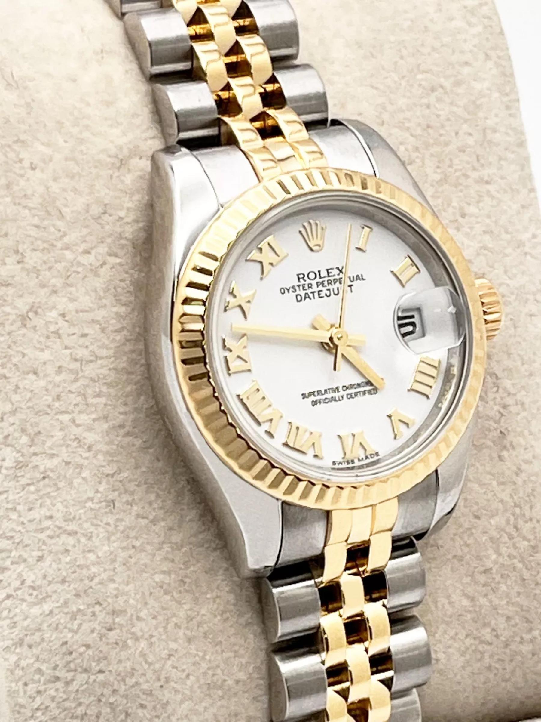Stilnummer: 179173
Seriennummer: 28G29***
Jahr: 2012
Modell: Datejust 
MATERIAL des Gehäuses: Rostfreier Stahl 
Band: 18K Gelbgold & Edelstahl 
Lünette: 18K Gelbgold 
Zifferblatt: Weißes Zifferblatt mit römischen Ziffern 
Gesicht: Saphirglas