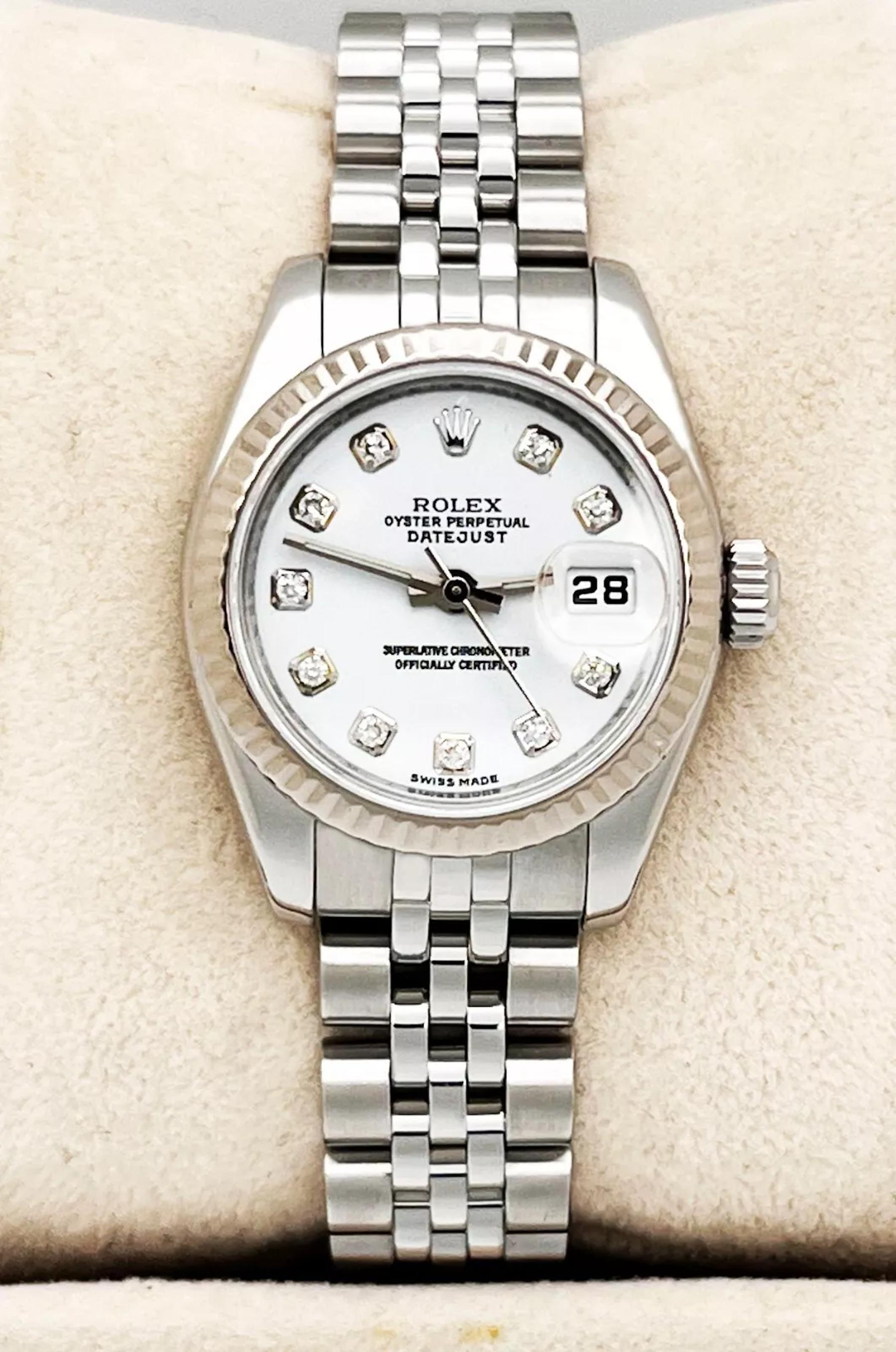 Número de estilo: 179174

De serie: Z471***

Año: 2006

Model No: Ladies Datejust 

Material de la caja: Acero inoxidable

Banda: Acero inoxidable

Bisel: Bisel estriado de oro blanco de 18 quilates 

Esfera: Esfera Rolex de fábrica con diamantes
