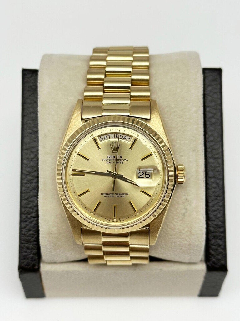 Style Number: 1803

 

Serial: 2945***


Year: 1972

 

Model: President Day-Date

 

Case Material: 18K Yellow Gold

 

Band: 18K Yellow Gold

 

Bezel: 18K Yellow Gold

 

Dial: Champagne 

 

Face: Acrylic

 

Case Size: 36mm

 

Includes: