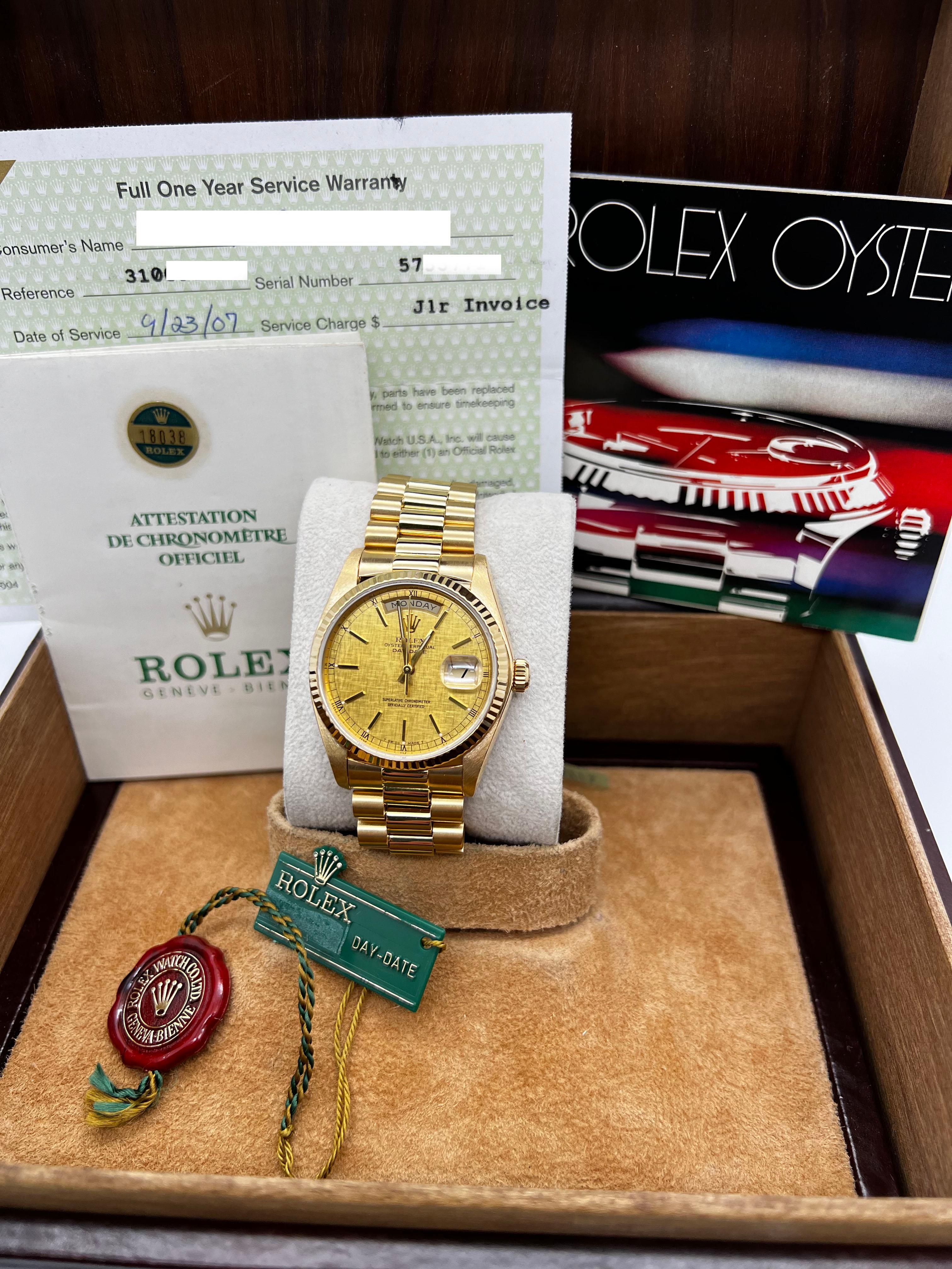 Stil Nummer: 18038



Seriennummer: 5753***



Jahr: 1978

 

Modell: Rolex Präsident Day Date

 

MATERIAL des Gehäuses: 18K Gelbgold

 

Band: 18K Gelbgold

 

Lünette: 18K Gelbgold

 

Zifferblatt: Champagner Leinen Zifferblatt

 

Gesicht: