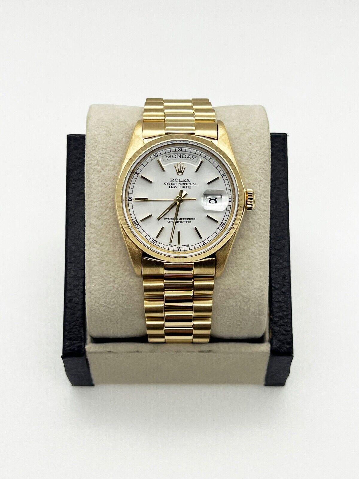 
Stil Nummer: 18038

 

Seriennummer: 5284***

 

Modell: President Day Datum

 

MATERIAL des Gehäuses: 18K Gelbgold 

 

Band: 18K Gelbgold 

 

Lünette: 18K Gelbgold 

 

Zifferblatt: Weiß

 

Gesicht: Saphirglas

 

Gehäusegröße: 36mm

