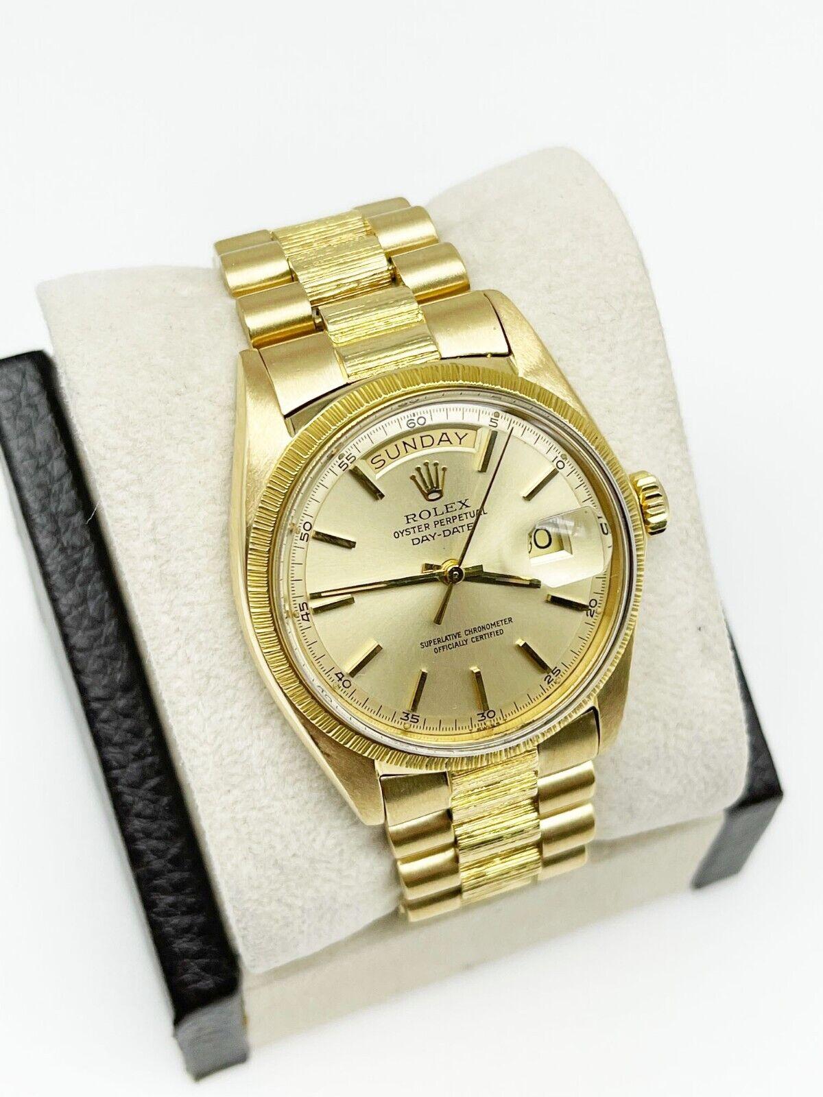 Style Number: 1807

 

Serial: 2747***


Model: President Day-Date

 

Case Material: 18K Yellow Gold

 

Band: 18K Yellow Gold bark finish

 

Bezel: 18K Yellow Gold

 

Dial: Champagne

 

Face: Acrylic

 

Case Size: 36mm

 

Includes: 

-Elegant