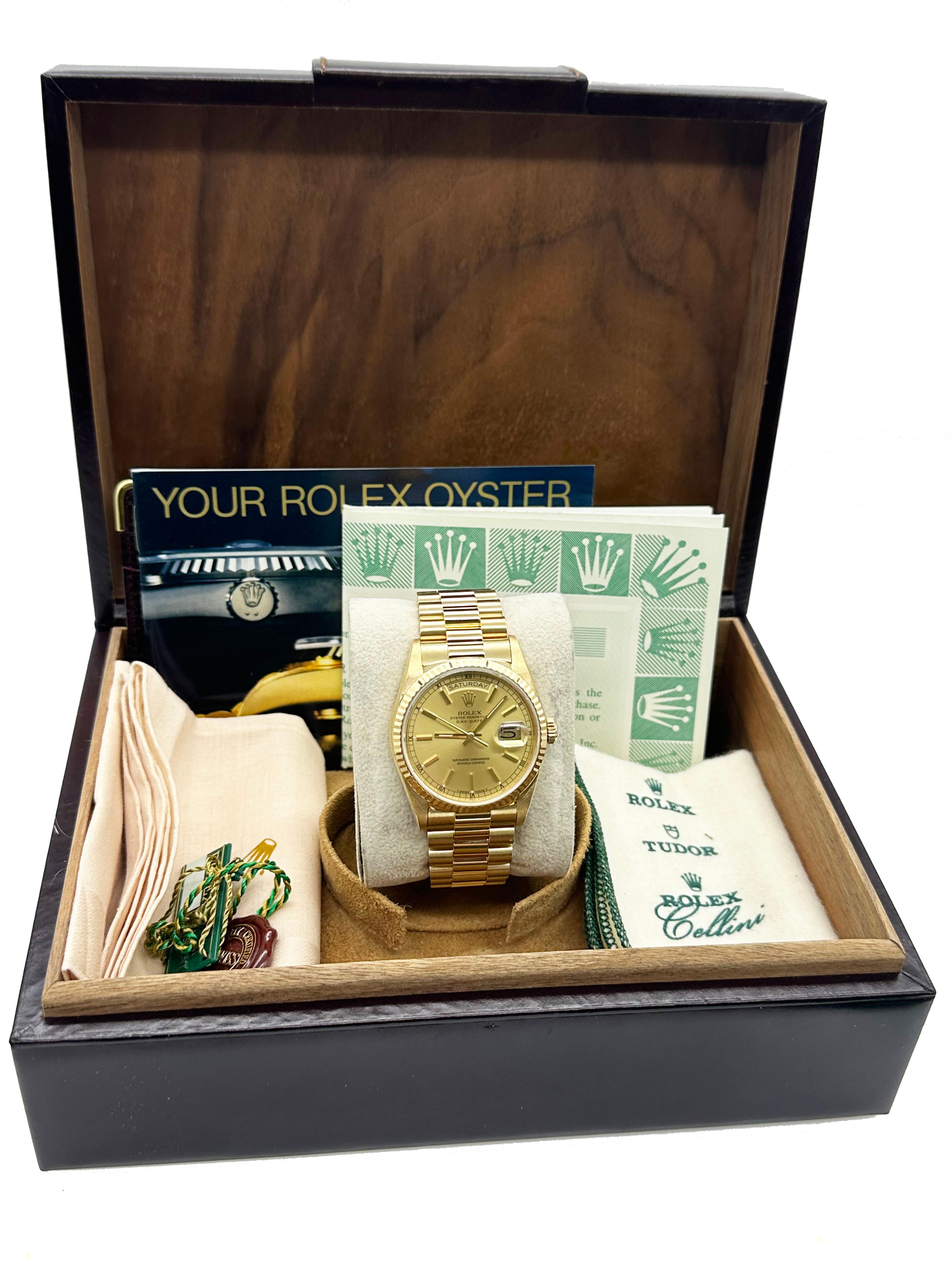 Stil Nummer: 18238
Seriennummer: L393***
Jahr: 1989
Modell: Rolex President Day Date Double Quickest
MATERIAL des Gehäuses: 18K Gelbgold 
Band: 18K Gelbgold 
Lünette: 18K Gelbgold 
Zifferblatt: Champagner 
Gesicht: Saphirglas 
Gehäusegröße: