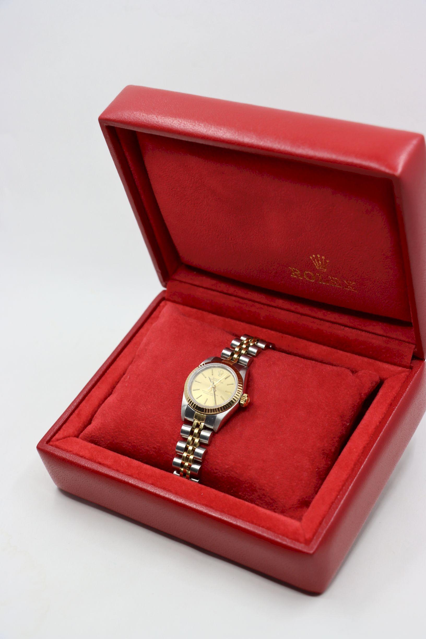 Rolex Montre Oyster Perpetual en or 18 carats pour femmes en vente 12
