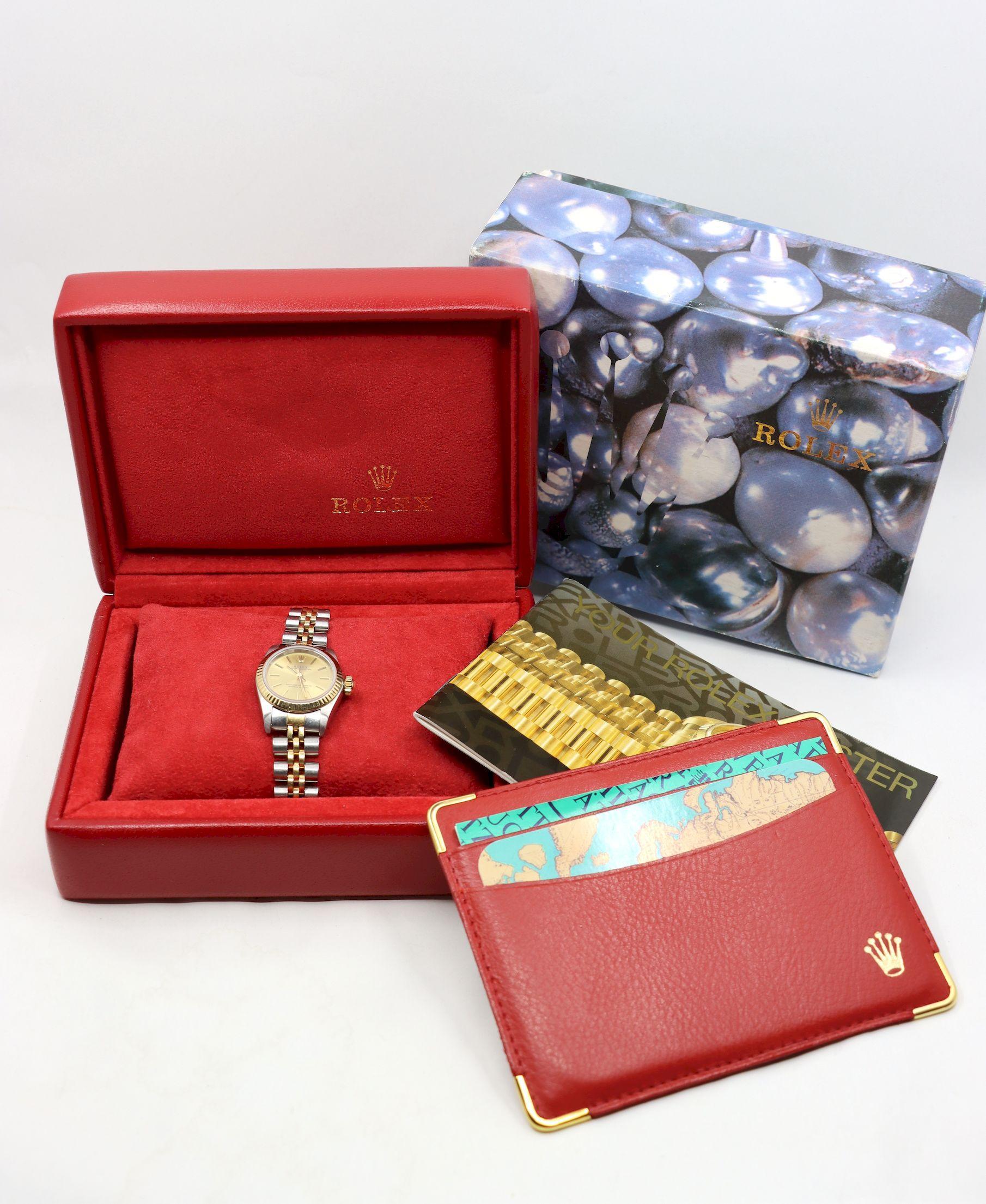 Rolex Montre Oyster Perpetual en or 18 carats pour femmes 
Avec la boîte et les documents qui l'accompagnent.

Marqué :
ROLEX
SWISS MADE
STEELE INOX
62523 D-18

Dimensions approximatives :
18,3 cm (circonférence)
18 mm (diamètre du boîtier)
9,45 mm