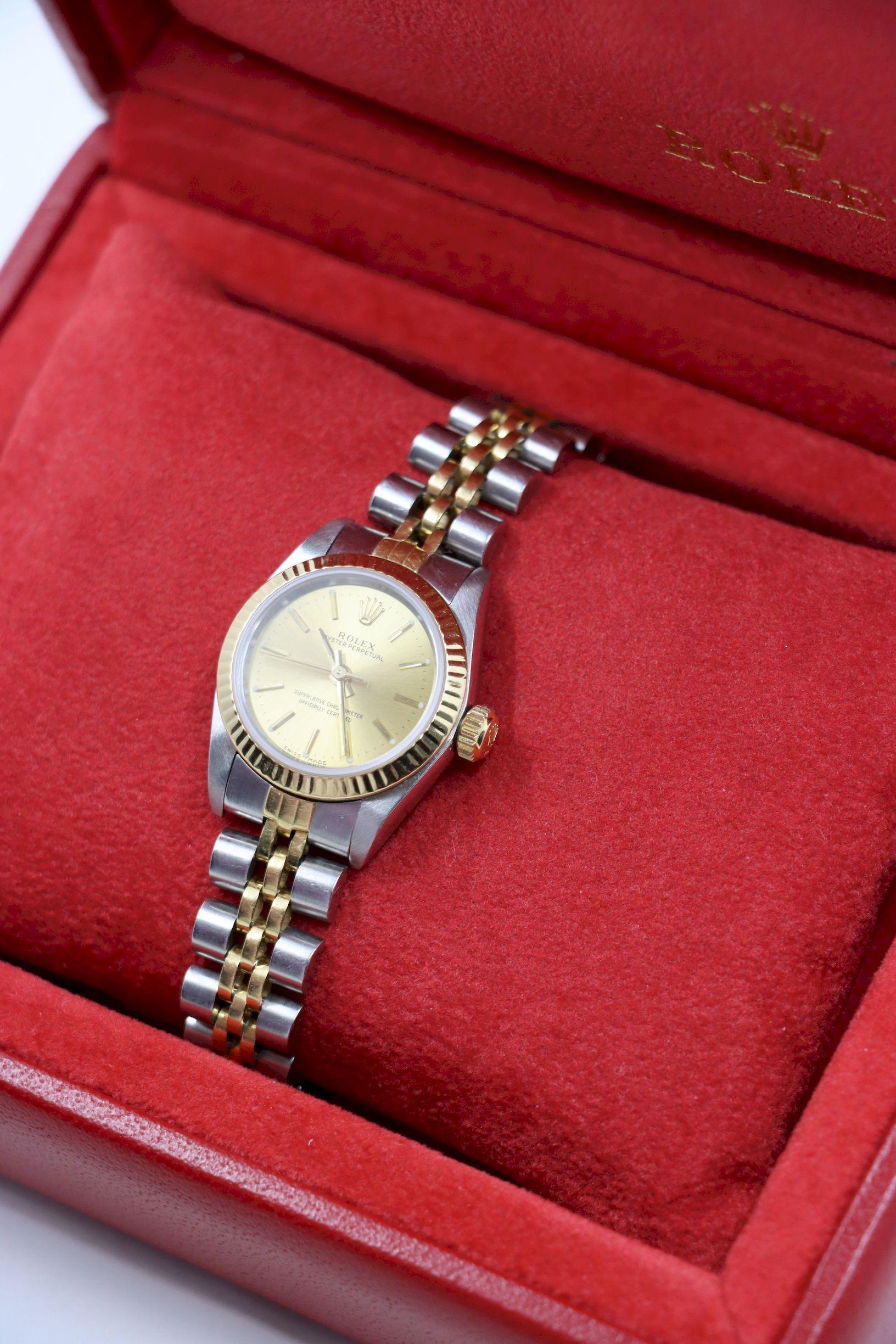 Rolex Montre Oyster Perpetual en or 18 carats pour femmes Bon état - En vente à Flushing, NY