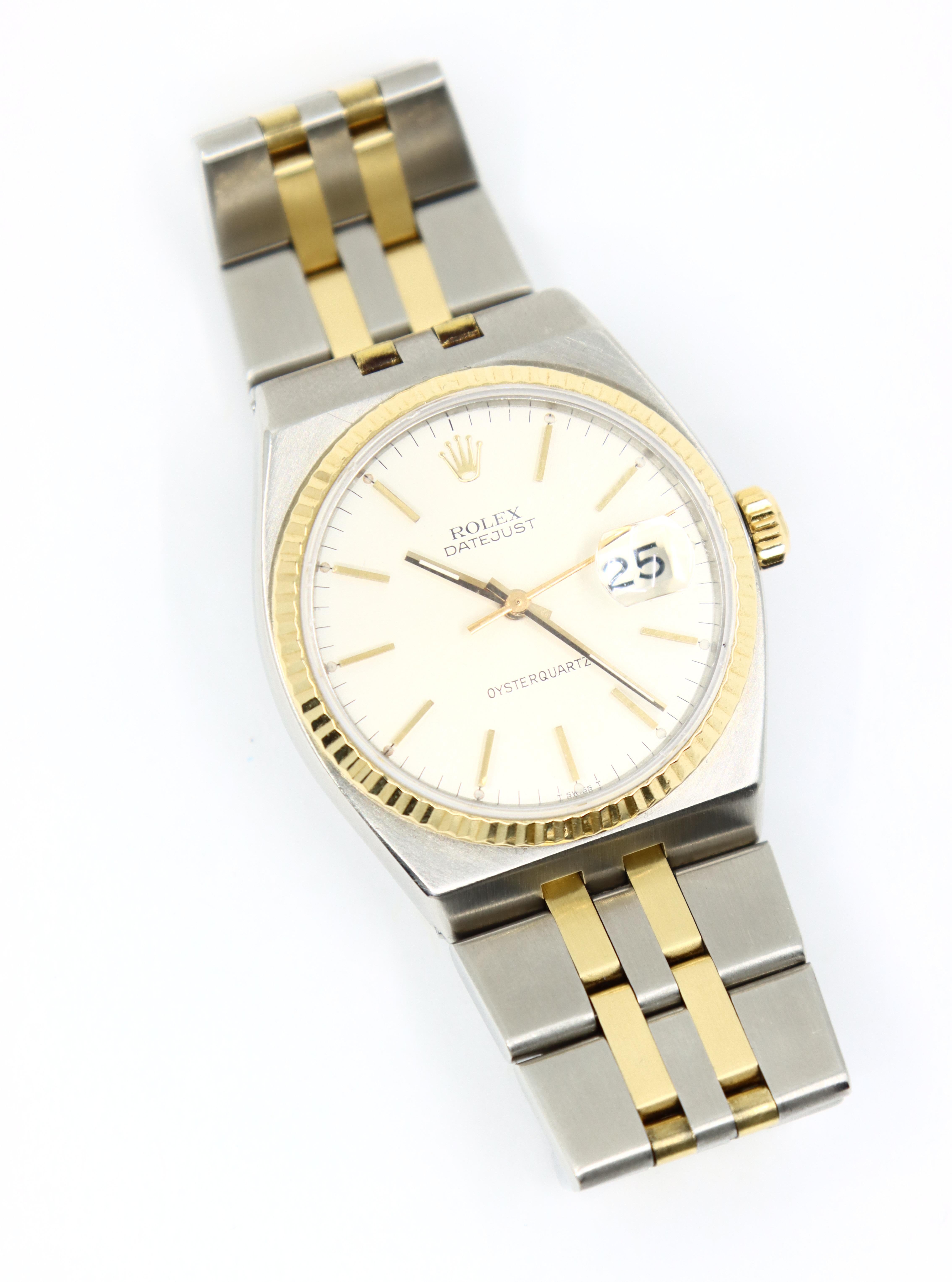 Rolex 18K Gold & Stahl Datejust Oyster Quartz Uhr

Markiert:
ROLEX
SWISS MADE
STEELINOX

Ungefähre Abmessungen:
17,5 cm (Innenumfang)
36 mm (Zifferblattdurchmesser)
2,5 cm (Riemenbreite) 
121,0 Gramm Gewicht.