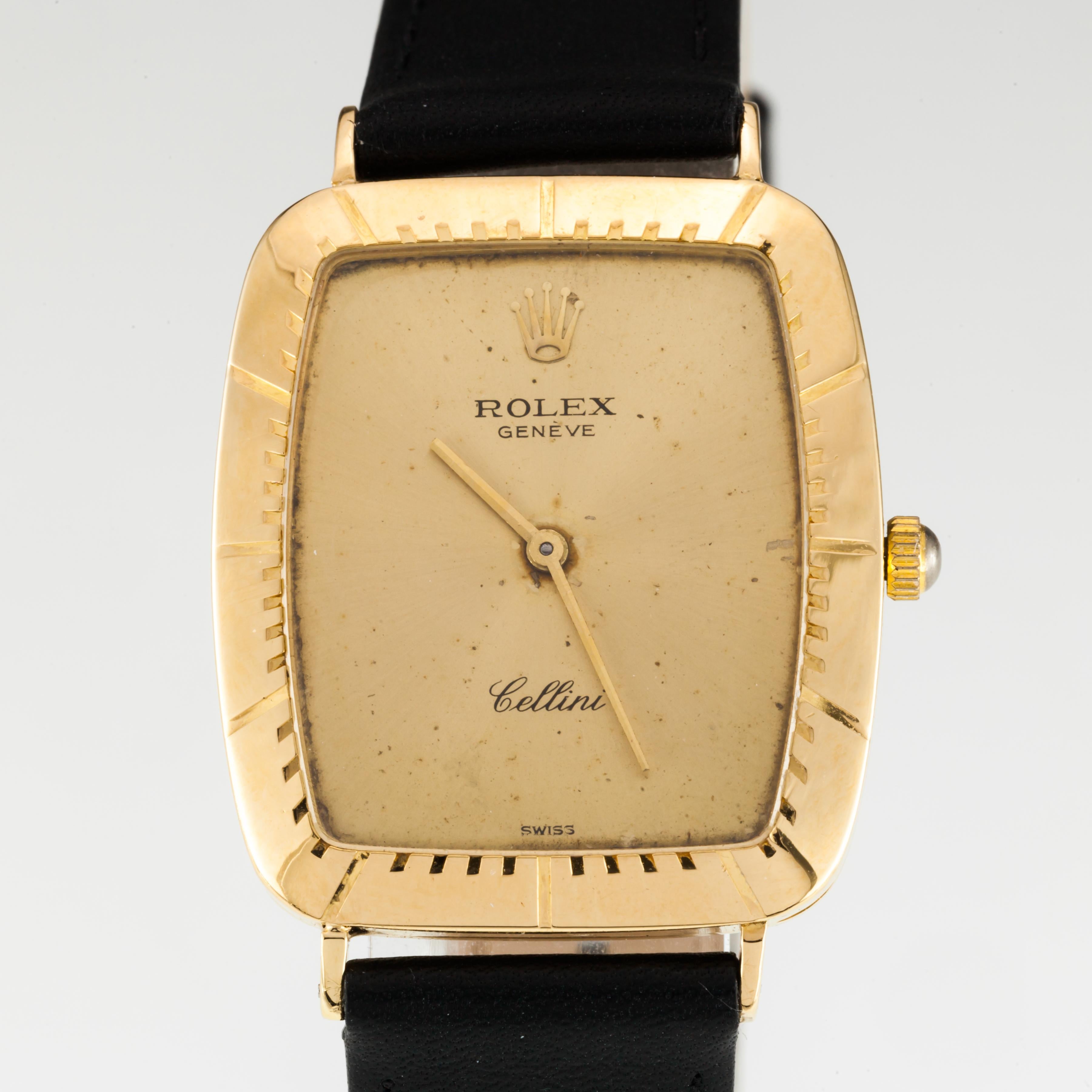 Rolex 18k Gelbgold Herren Vintage Cellini 4087 Kleid Hand-Winding Uhr

Modell #4087
Bewegung #1601
Jahr der Herstellung: 1980s

18k Gelbgold Tonneau Fall w / Hatchmark Lünette
27 mm breit (29 mm mit Krone)
32 mm lang
Breite von Lasche zu Lasche = 16