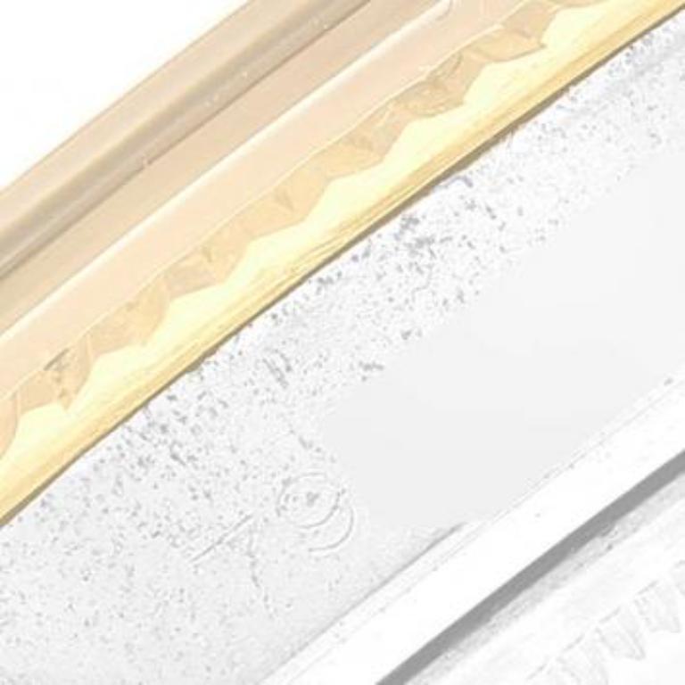 Die Rolex Datejust 1601/3 kombiniert robusten Edelstahl mit luxuriösem 18-karätigem Gelbgold zu einem markanten Design. Ihr markantes schwarzes Zifferblatt und das 36-mm-Gehäuse sind klassisch, während das Automatikwerk für Präzision sorgt. Perfekt