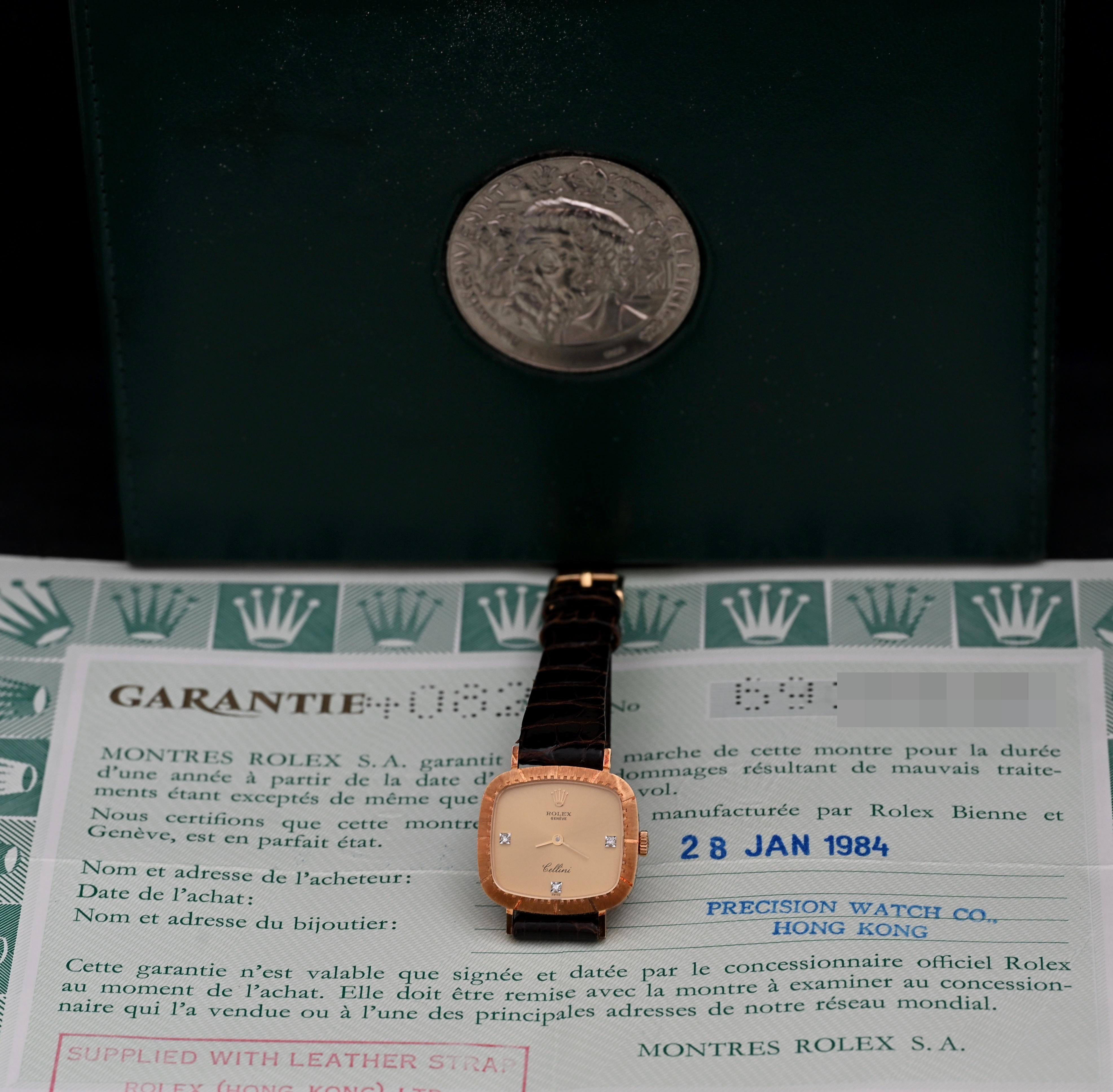 Marke: Vintage By Rolex
Modell: 4082
Jahr: 1984
Seriennummer: 69xxxxx

Referenz: OT2227

Fall: Zeigen Anzeichen von Verschleiß 18K Gelbgold Fall mit ungefähren Größe 24mm x 22mm im Durchmesser ohne Krone; zusammen mit Modellnummer auf Gehäuseboden