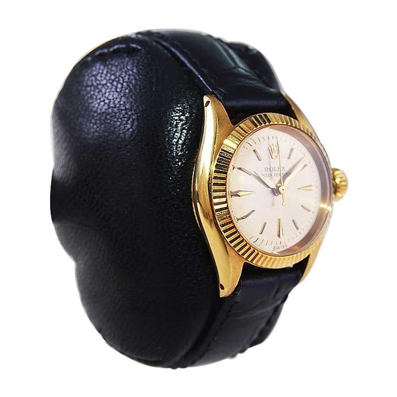FABRIK / HAUS: Rolex Watch Company
STIL / REFERENZ: Oyster Perpetual
METALL / MATERIAL: 18Kt. Massiv-Gelbgold
CIRCA / JAHR: 1960
ABMESSUNGEN / GRÖSSE: Länge 30mm X Durchmesser 25mm
UHRWERK / KALIBER: Ewiger Aufzug / 26 Jewels 
ZIFFERBLATT / ZEIGER: