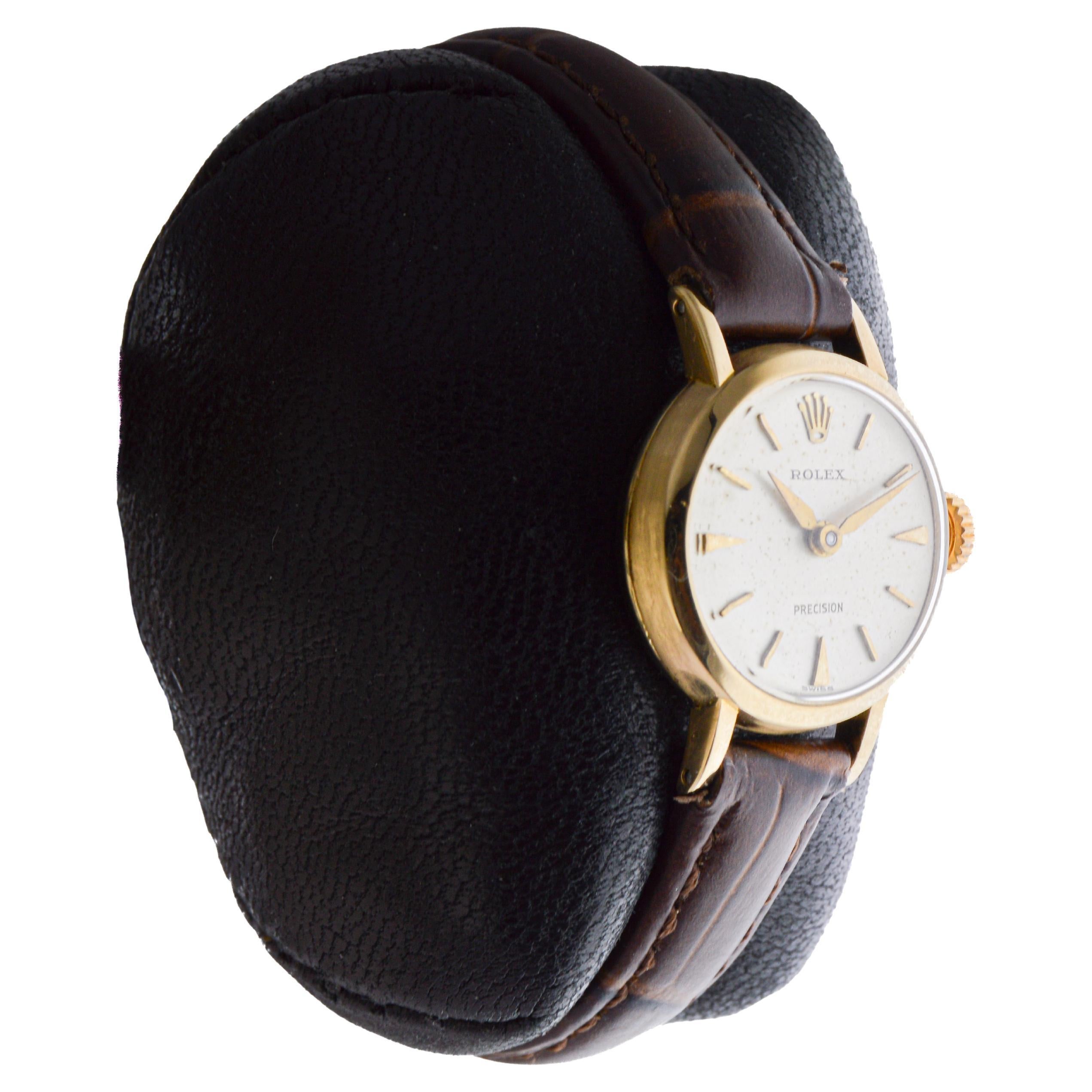 FABBRICA / CASA: Rolex Watch Company
STILE / RIFERIMENTO: Art Deco / Riferimento 9488
METALLO / MATERIALE: Oro massiccio 18 carati
CIRCA / ANNO: 1946
DIMENSIONI: lunghezza 26 mm da punta a punta X diametro 20 mm.
MOVIMENTO / CALIBRO: Carica manuale