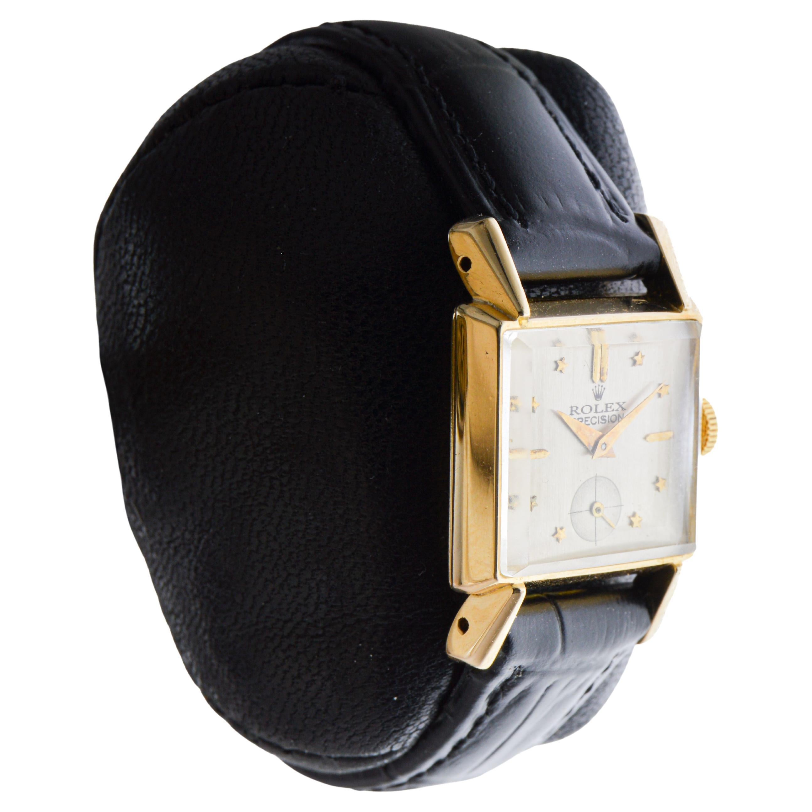 FÁBRICA / CASA: Rolex WAtch Company
ESTILO / REFERENCIA: Art Decó / Referencia 8049
METAL / MATERIAL: Oro macizo de 18 quilates
CIRCA / AÑO: 1950
DIMENSIONES / TAMAÑO: Longitud 31mm 