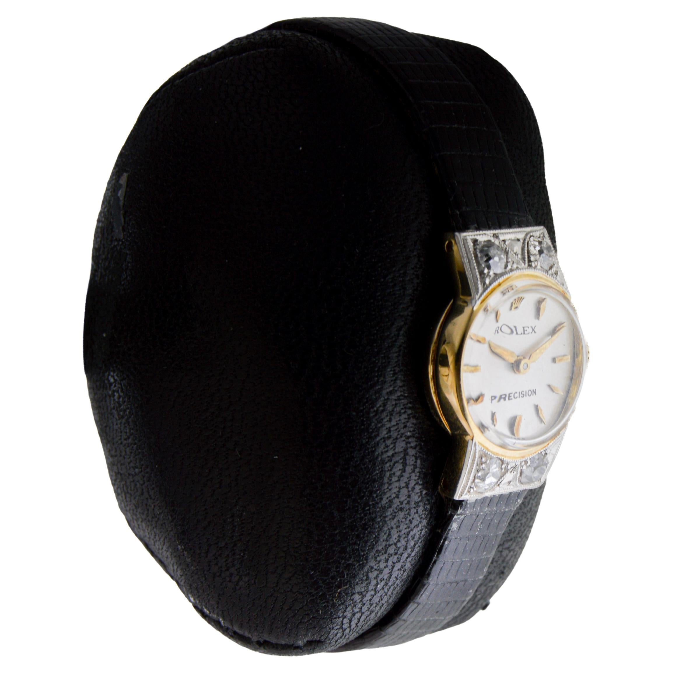 FABBRICA / CASA: Rolex Watch Company
STILE / RIFERIMENTO: Orologio da sera
METALLO / MATERIALE: Oro massiccio 18Kt / Incastonato con pietre vintage taglio rosa da 75 carati.
CIRCA / ANNO: 1950
DIMENSIONI: Lunghezza 22 mm 