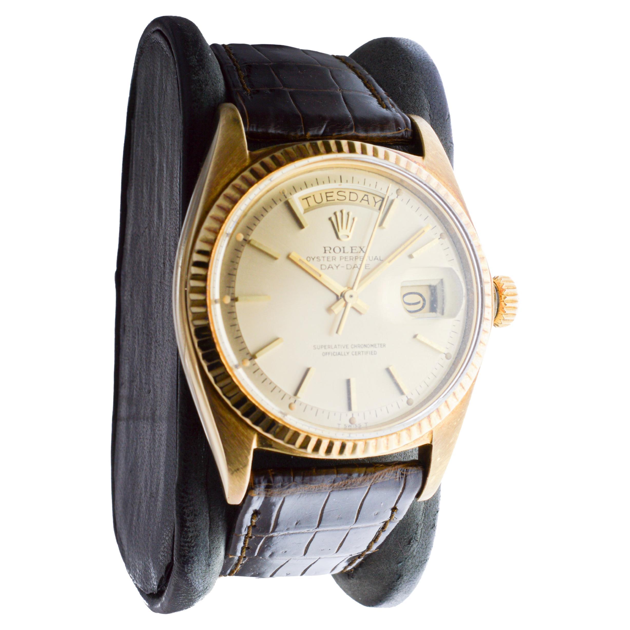 FABBRICA / CASA: Rolex Watch Company
STILE / RIFERIMENTO: Day-Date / Riferimento 1803 
METALLO / MATERIALE: Oro massiccio 18 carati
CIRCA / ANNO: 1974
DIMENSIONI: Lunghezza 44 mm 