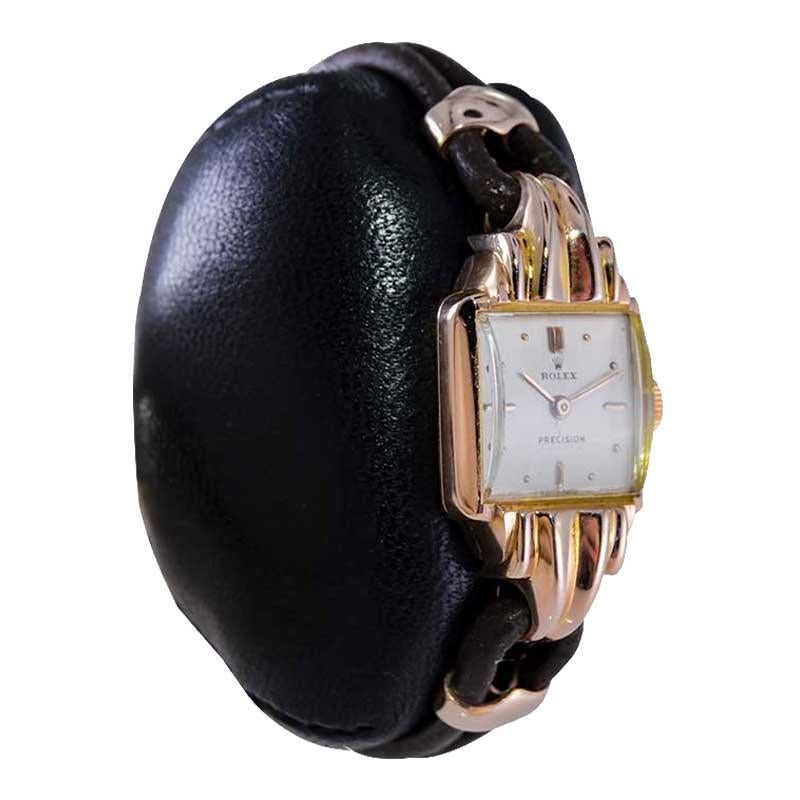 FABRIK / HAUS: Rolexl Watch Company
STIL / REFERENZ: Art Deco / Referenz 4554
METALL / MATERIAL: 18kt Rose Gold 
CIRCA / JAHR: 1940er Jahre
ABMESSUNGEN / GRÖSSE: Länge 37mm X Breite 17mm
UHRWERK / KALIBER: Handaufzug / 17 Jewels 
ZIFFERBLATT /