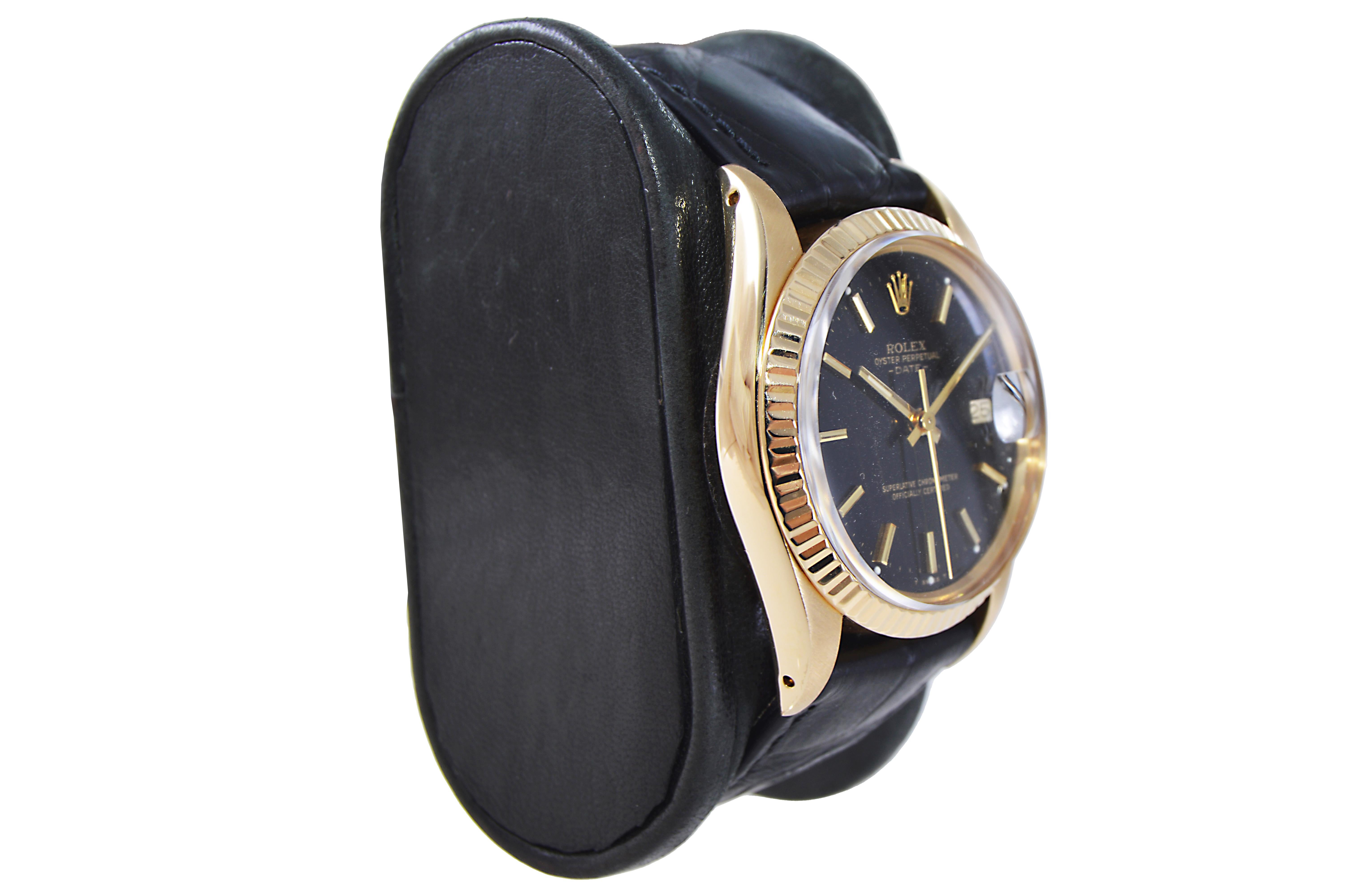 FABRIK / HAUS: Rolex Watch Company
STIL / REFERENZ: Oyster Perpetual Date / Referenz 15038
METALL / MATERIAL: 18KT Gelbgold
CIRCA / JAHR: Mitte. 1980's
ABMESSUNGEN / GRÖSSE: Länge 43mm X Durchmesser 35mm
UHRWERK / KALIBER: Ewiger Aufzug / 26 Jewels