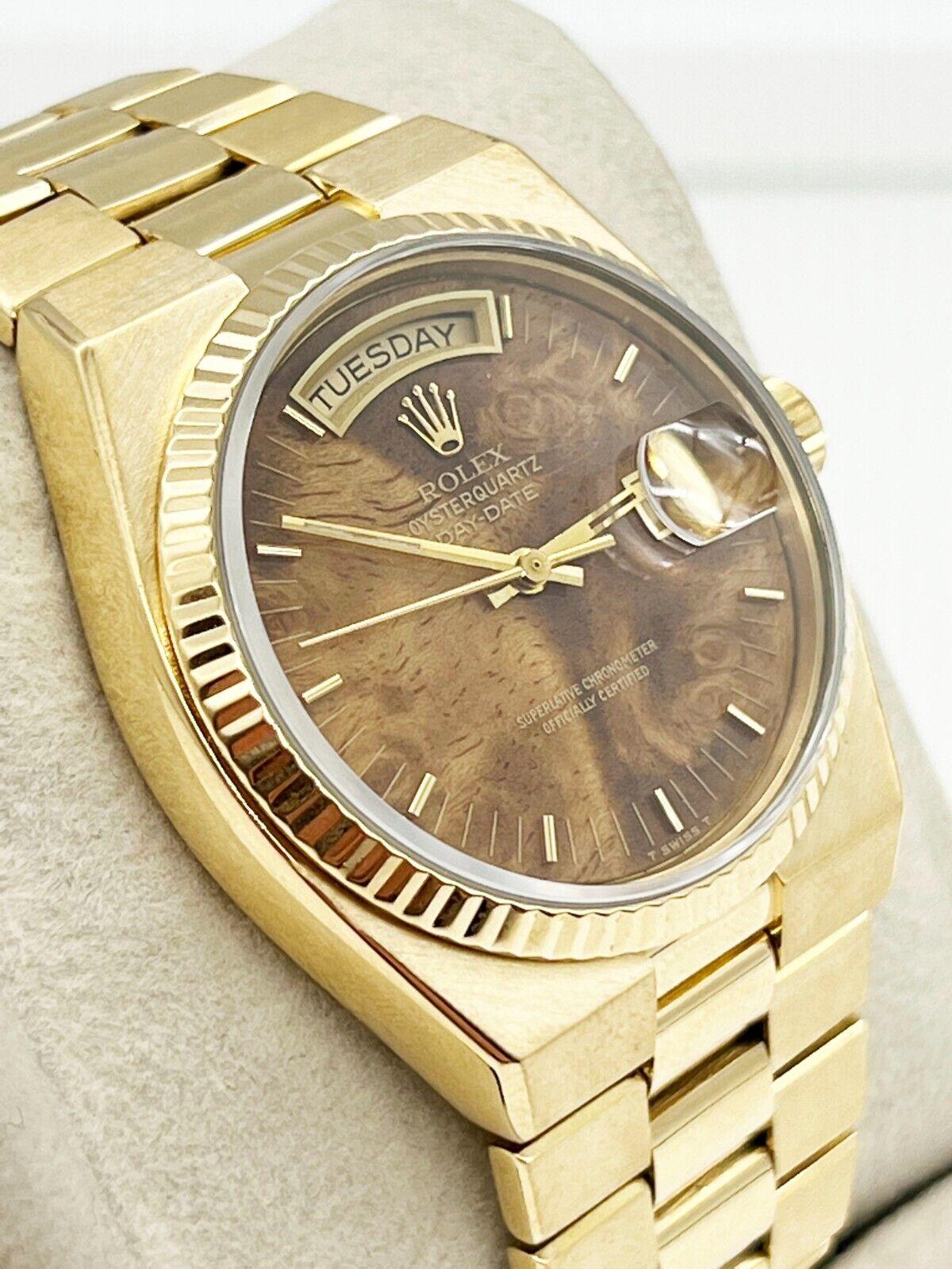Stilnummer: 19018

Seriennummer: 6409***

Jahr: 1979

Modell: Präsident Day Date Oyster Quarz

MATERIAL des Gehäuses: 18K Gelbgold

Band: 18K Gelbgold

Lünette: 18K Gelbgold

Zifferblatt: Walnuss Zifferblatt

Gesicht: Saphirglas 

Gehäusegröße: 36mm