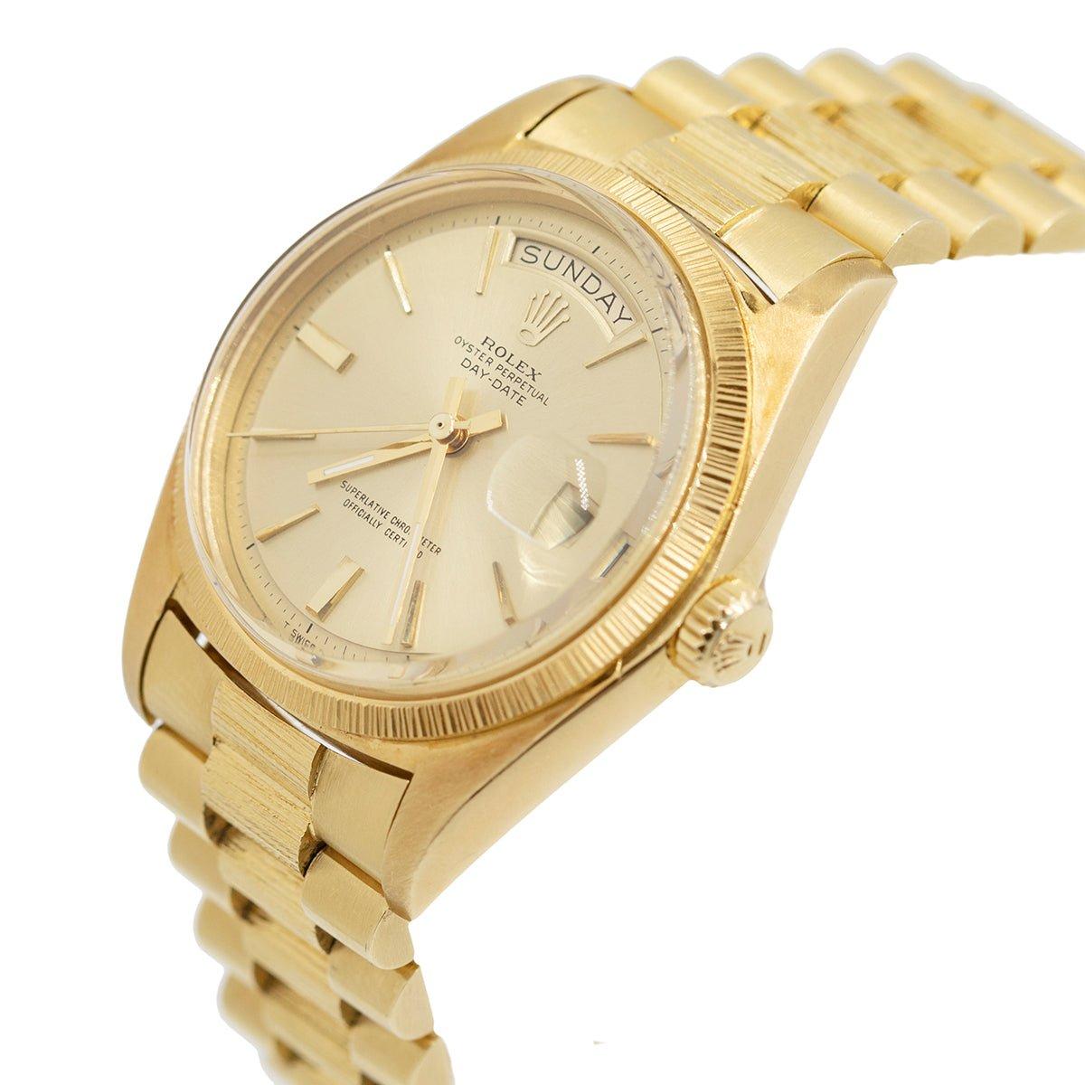 Rolex 1970er Day-Date Armbanduhr (Ref. 1807), mit einem Automatikwerk, champagnerfarbenem Zifferblatt mit aufgesetzten goldenen Indexen, Wochentagsanzeige bei 12 Uhr, Datumsanzeige bei 3 Uhr, Sekundenzeiger in der Mitte und 36 mm, 18 Karat