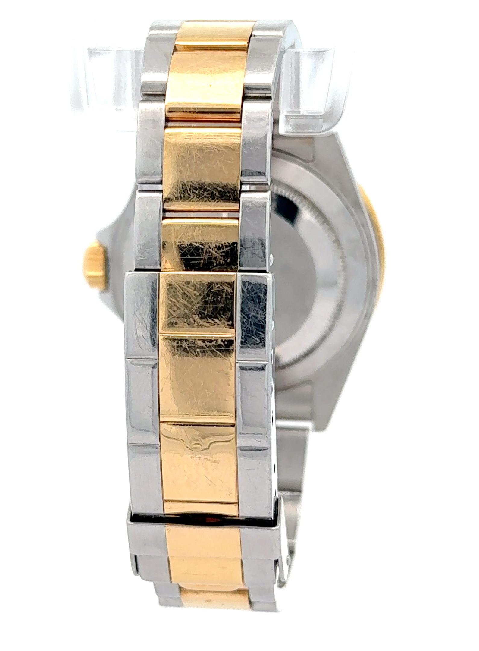 Se trata de un Rolex Submariner Date del año 2000, referencia 16613, un clásico reloj de buceo bicolor que combina una robusta funcionalidad con un lujoso diseño. Con caja de acero inoxidable de 40 mm y bisel unidireccional de oro amarillo de 18