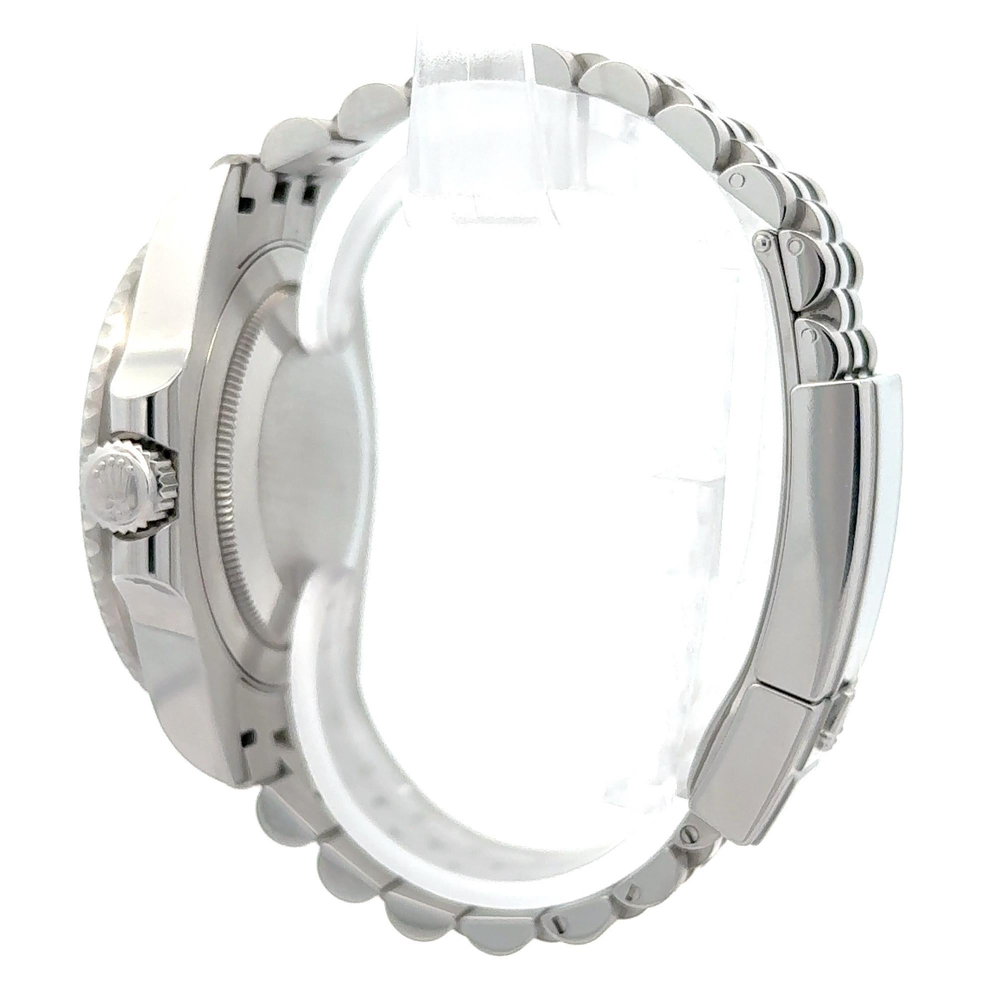 Il Rolex 2022 GMT-Master II 126710BLRO è un leggendario compagno di viaggio rinomato per la sua precisione e il suo stile. Realizzata in resistente Oystersteel, la cassa da 40 mm mostra l'iconica lunetta bidirezionale di 24 ore con un inserto