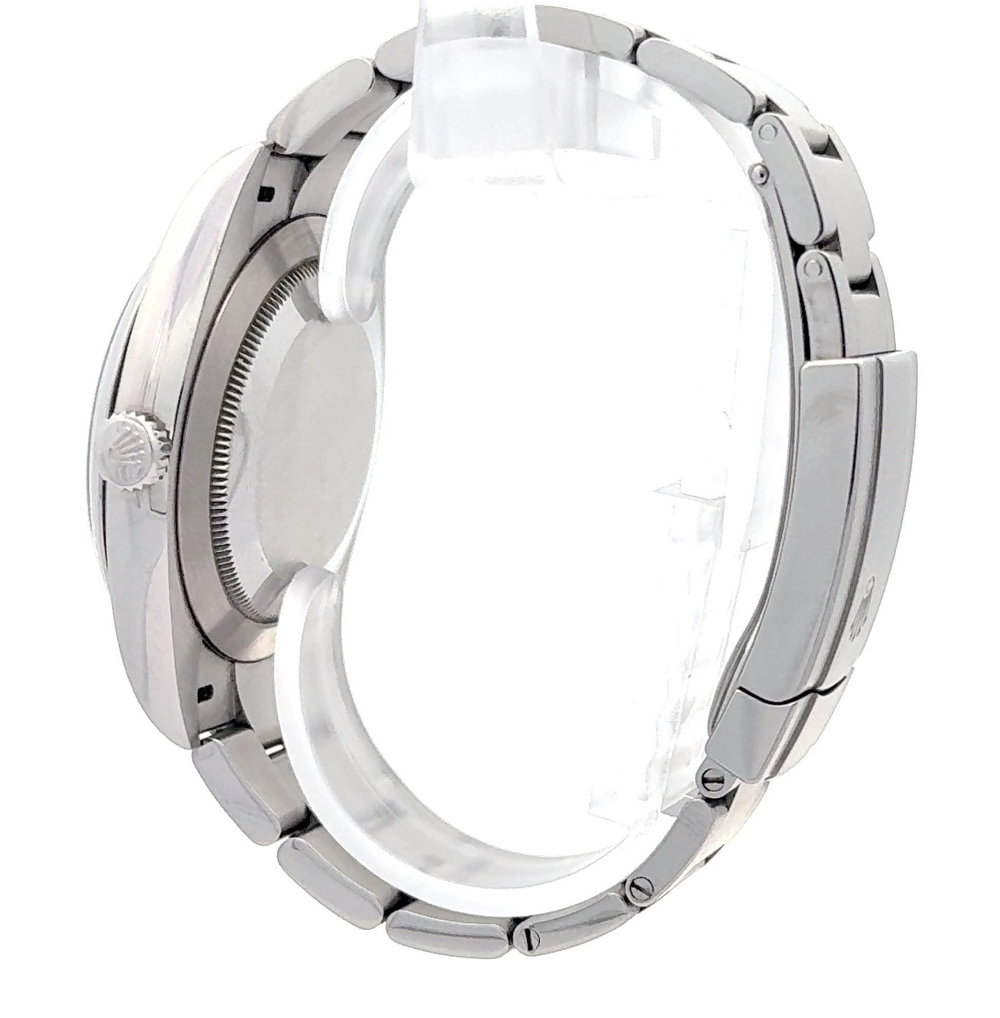 La Rolex Oyster Perpetual 124300 2022 est un garde-temps audacieux mais raffiné, doté d'un cadran vert vibrant logé dans un boîtier Oystersteel de 41 mm. Le cadran présente des index bâtons lumineux et des aiguilles polies traitées avec Chromalight