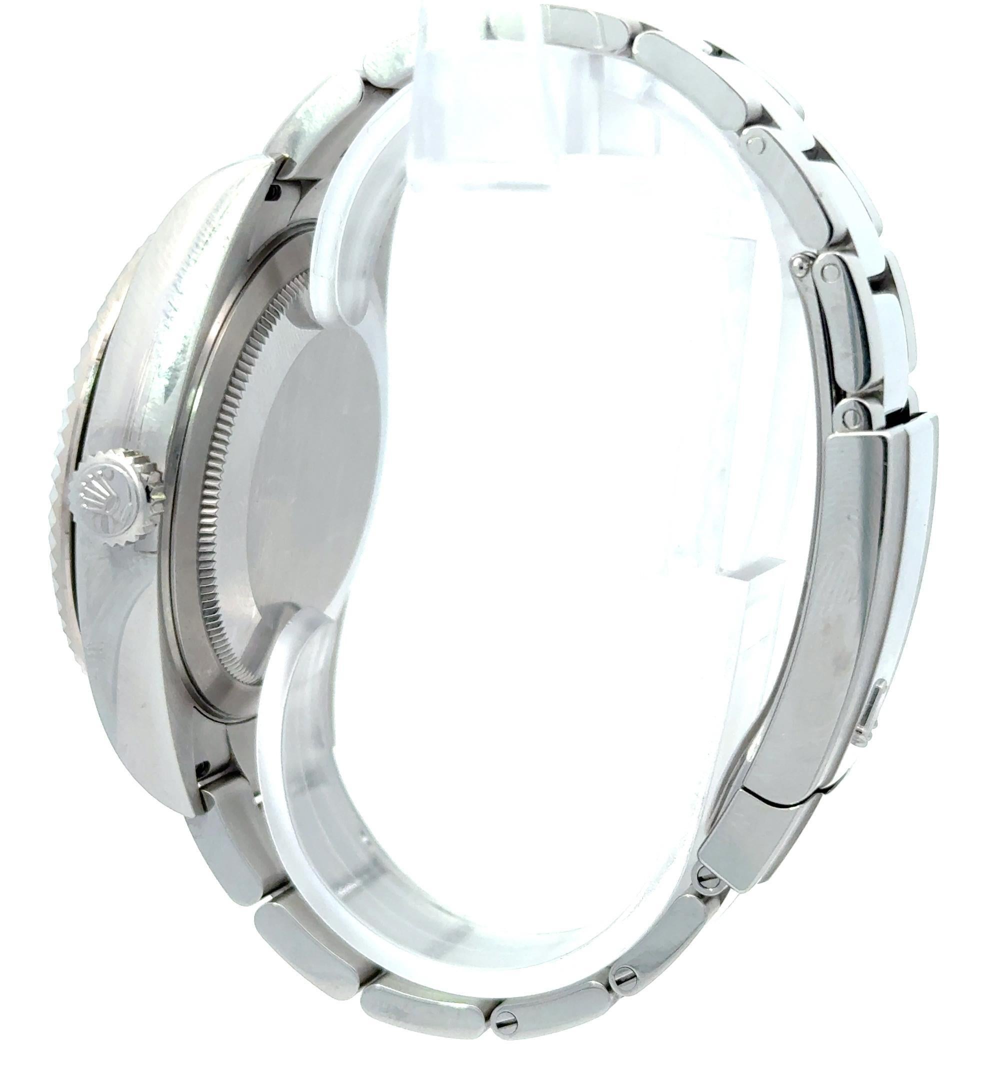 El Rolex 2022 Sky-Dweller 326934 es un sofisticado reloj de 42 mm fabricado en robusto acero inoxidable, que incorpora el característico bisel estriado de oro blanco de Rolex para darle un toque de elegancia. Diseñado para viajeros de todo el mundo,
