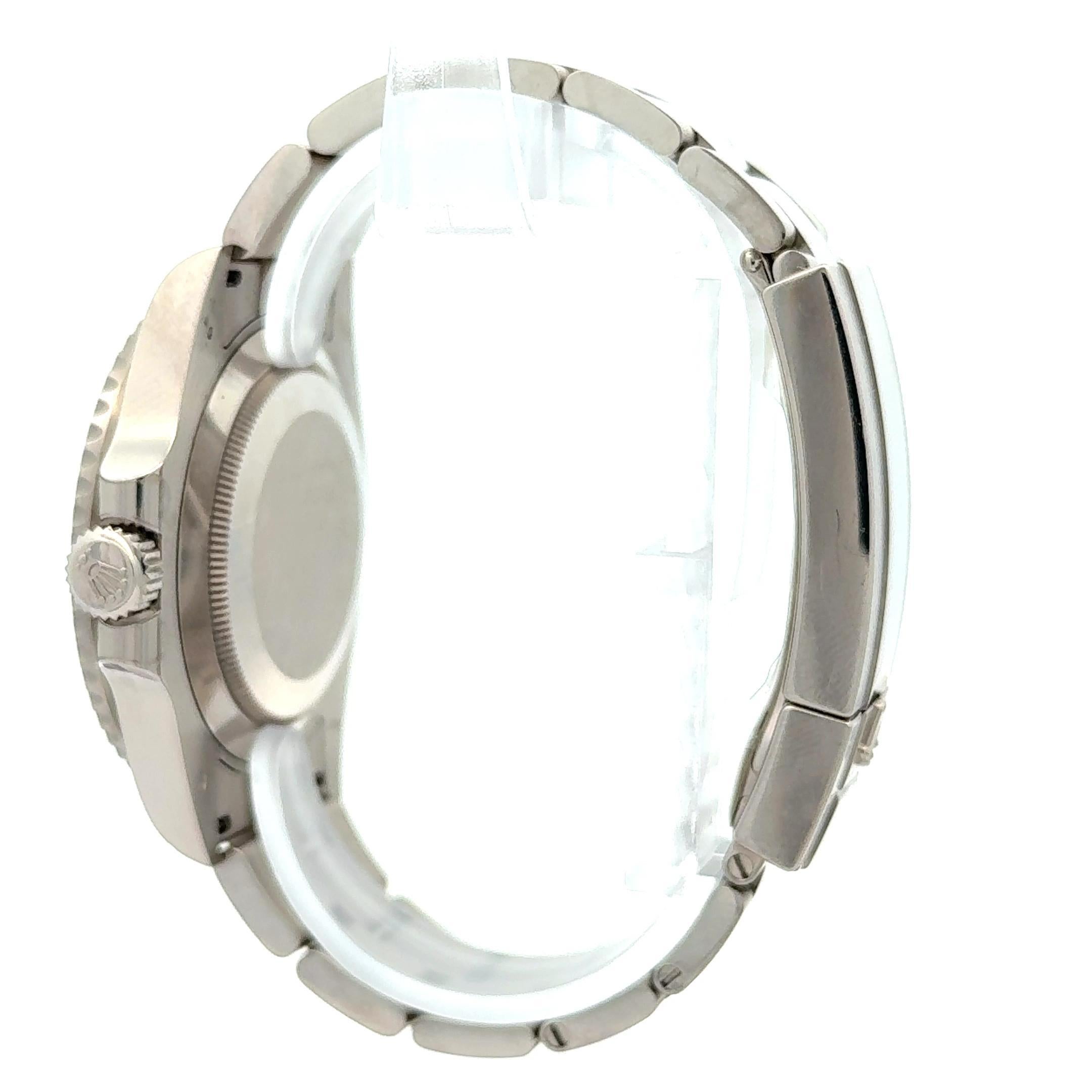 Fabriquée en luxueux or blanc 18 carats, la Rolex Submariner Date 2023 126619LB est un mélange saisissant d'élégance et de performance. Dotée d'un boîtier de 41 mm, cette montre de plongée présente une lunette Cerachrom en céramique d'un bleu