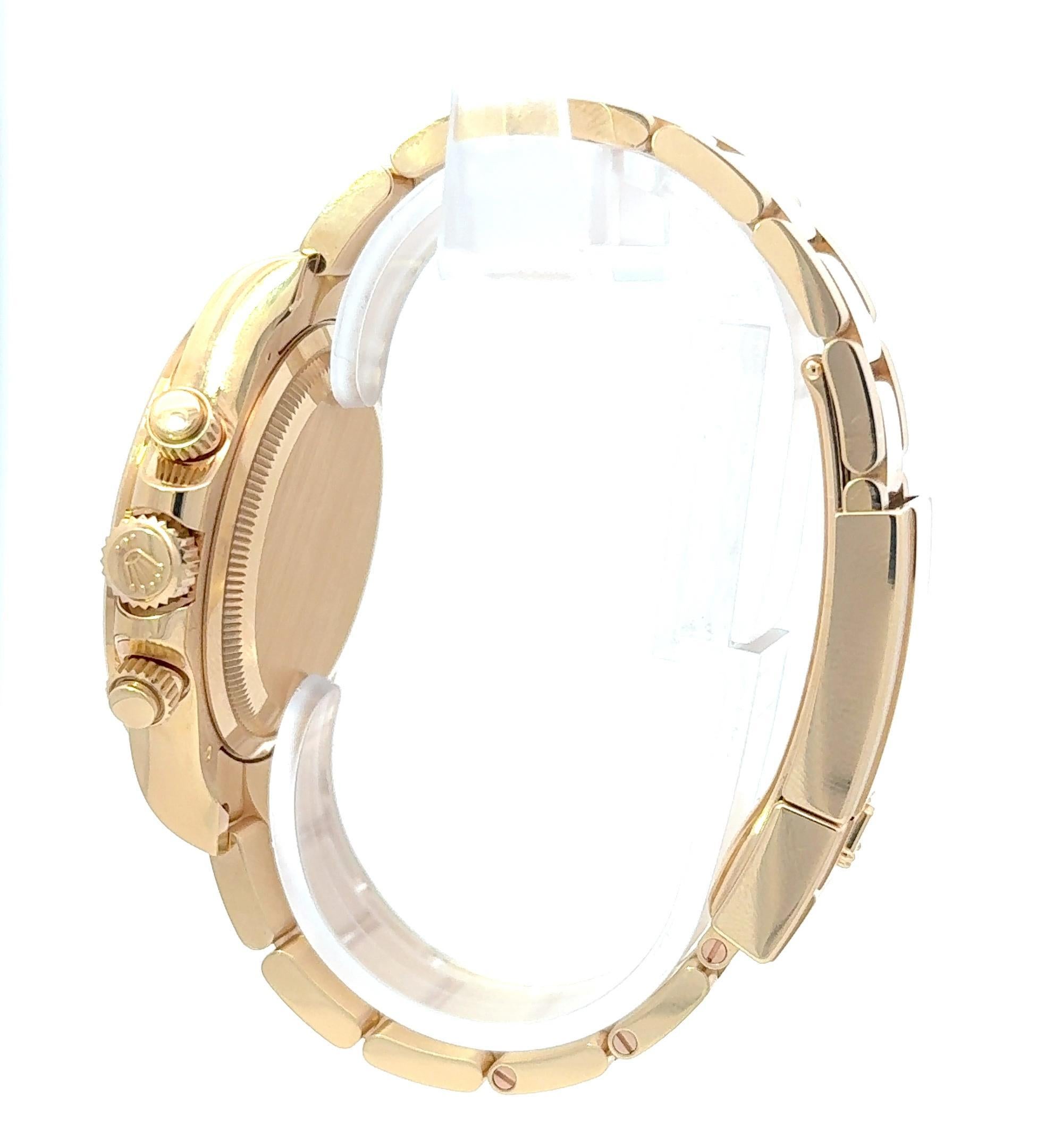 Il Rolex 2024 Daytona 126508 è uno splendido cronografo da 40 mm realizzato in oro giallo 18 carati massiccio. Il suo elegante quadrante nero presenta tre quadranti secondari neri abbinati, ognuno dei quali è accentato da eleganti anelli d'oro per