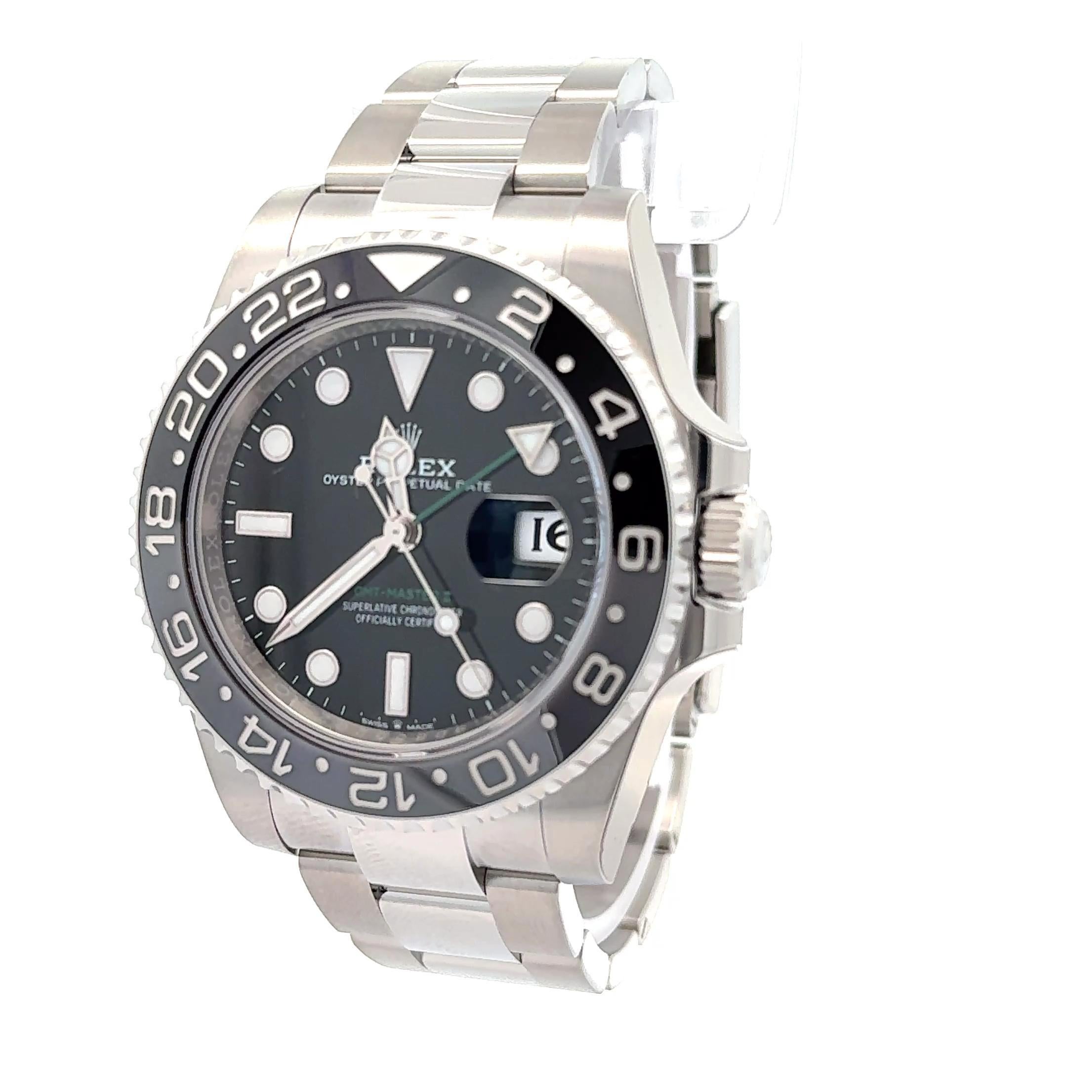 Il Rolex GMT-Master II 126710GRNR è una versione 2024 molto ricercata, che unisce l'artigianato all'avanguardia a un design senza tempo. Alloggiato in una cassa in acciaio inossidabile da 40 mm, presenta una caratteristica lunetta in ceramica