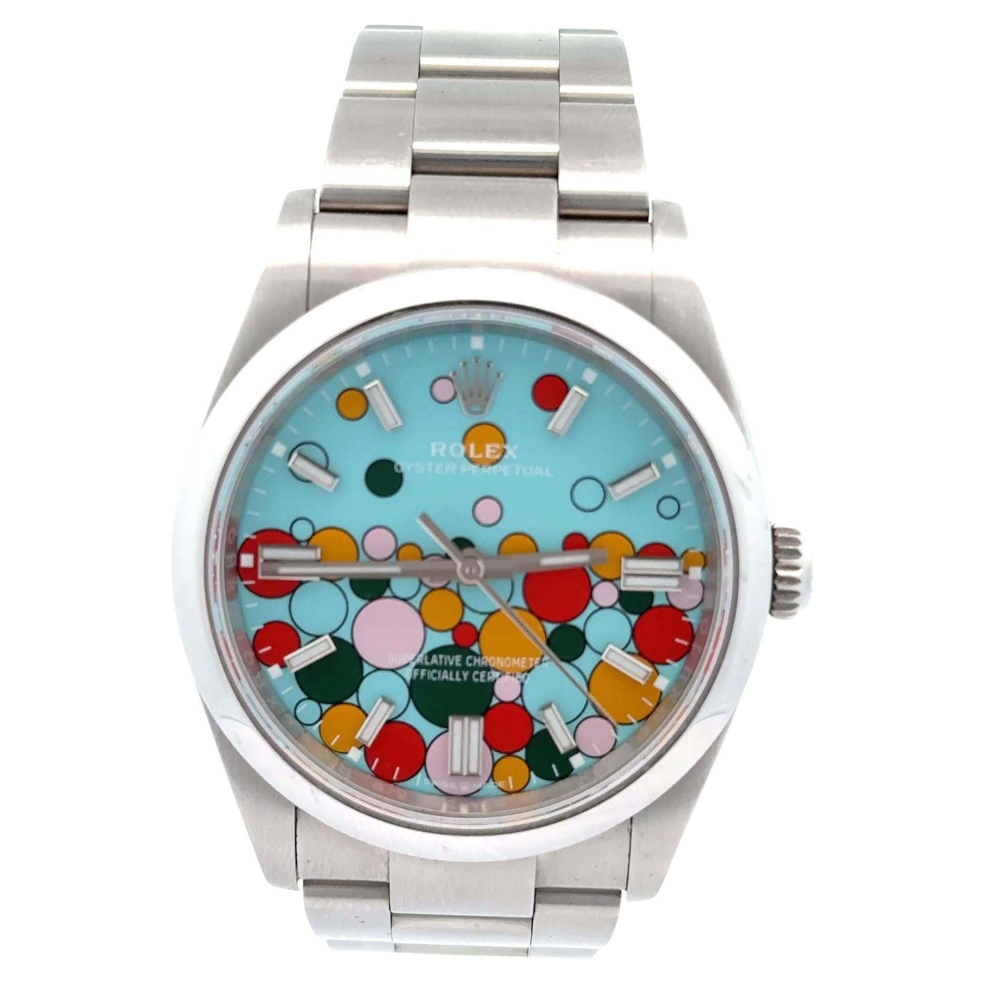 Die 2024 Rolex Oyster Perpetual 126000 36mm Celebration Dial ist ein kühner und verspielter Ausdruck von Rolex' Präzision und Handwerkskunst. Mit ihrem markanten türkisblauen Zifferblatt, das mit bunten Blasen verziert ist, verleiht diese